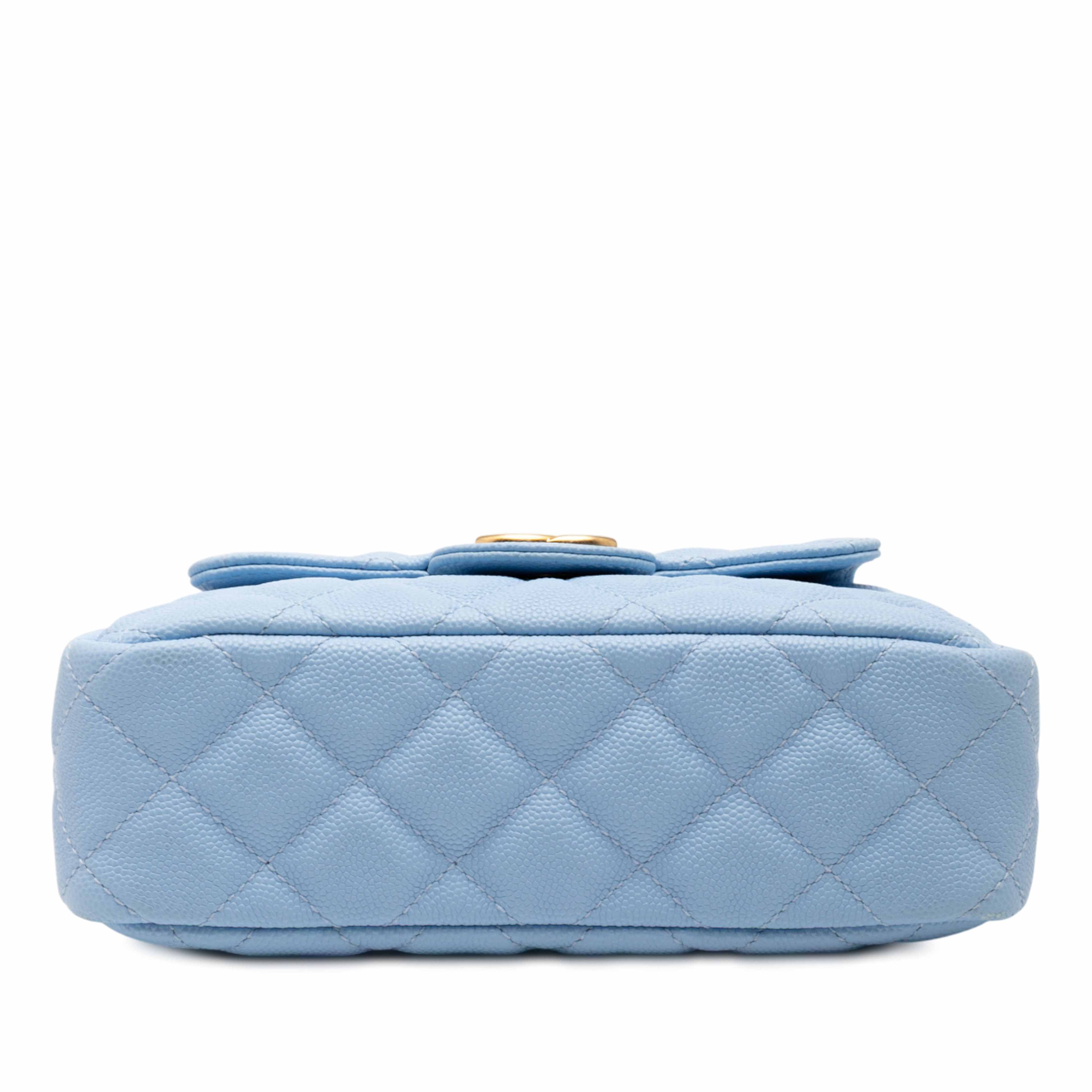 Chanel Small Quitled Caviar Wavy Cc Hobo, från Luxclusif, i färgen light blue. Klicka för att öppna bilden i stort format