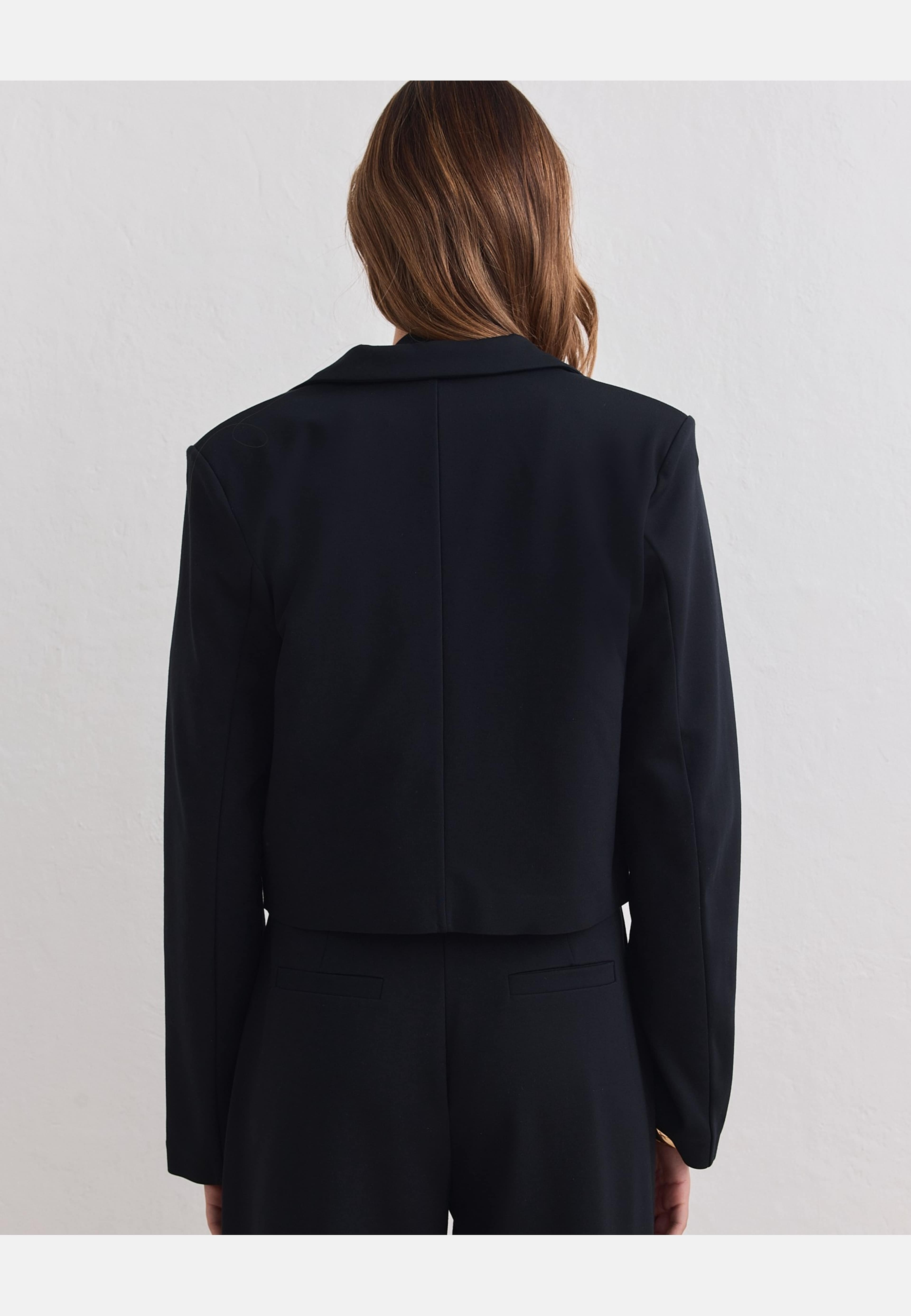Luxe Short Blazer, från aim'n, i färgen black. Klicka för att öppna bilden i stort format