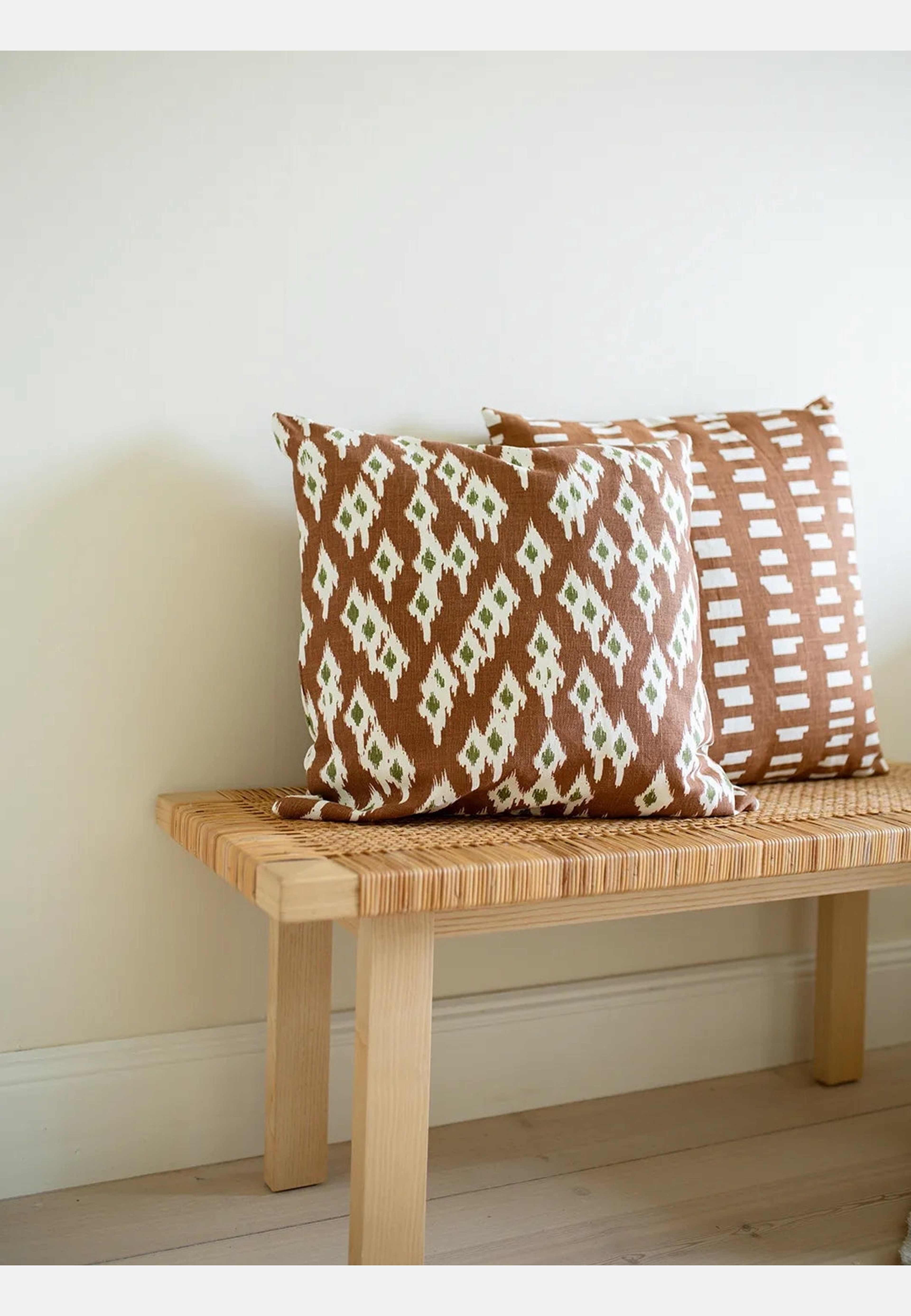 Kuddfodral Ikat Block, från Classic Collection, i färgen terracotta. Klicka för att öppna bilden i stort format