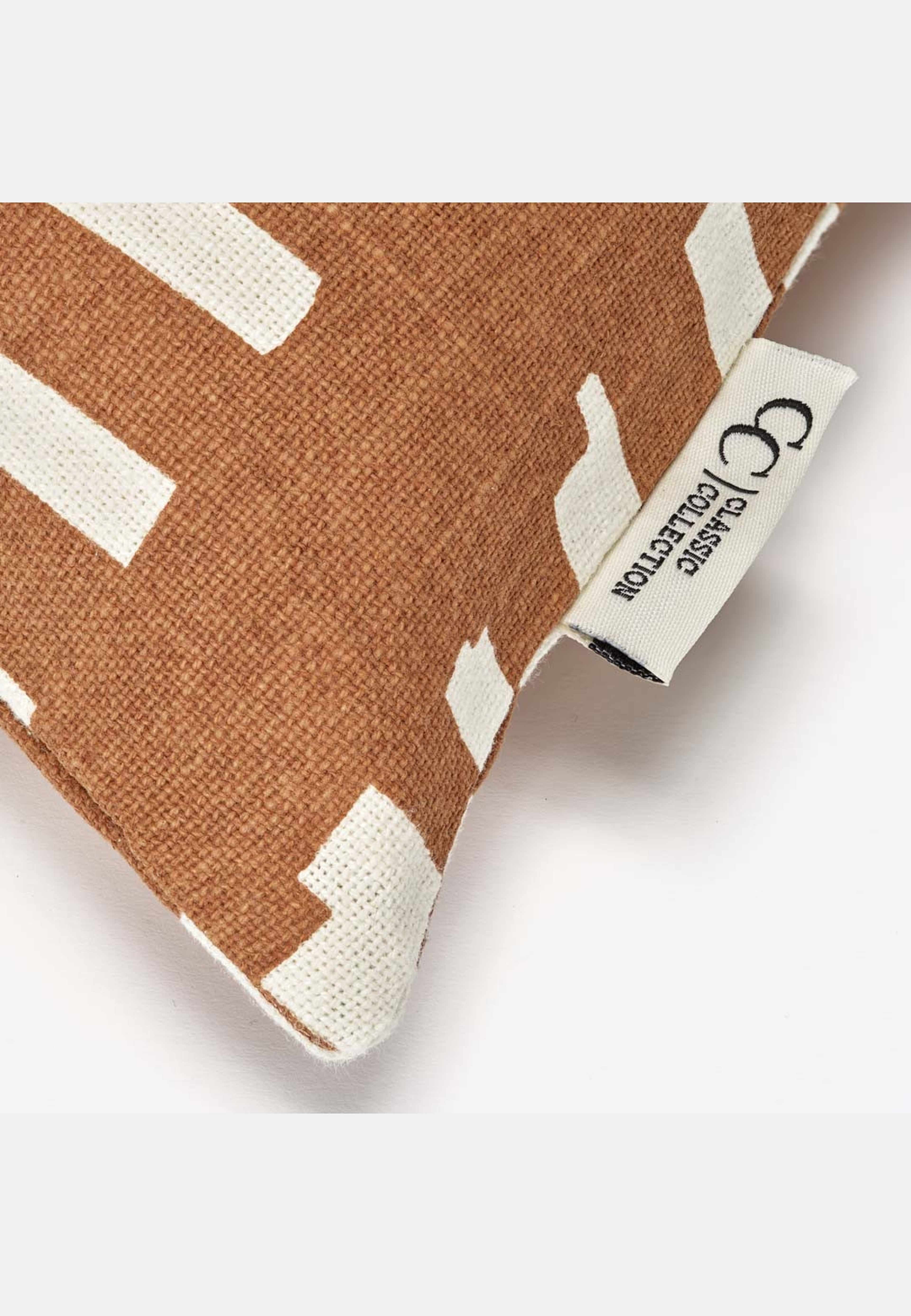 Kuddfodral Ikat Block, från Classic Collection, i färgen terracotta. Klicka för att öppna bilden i stort format