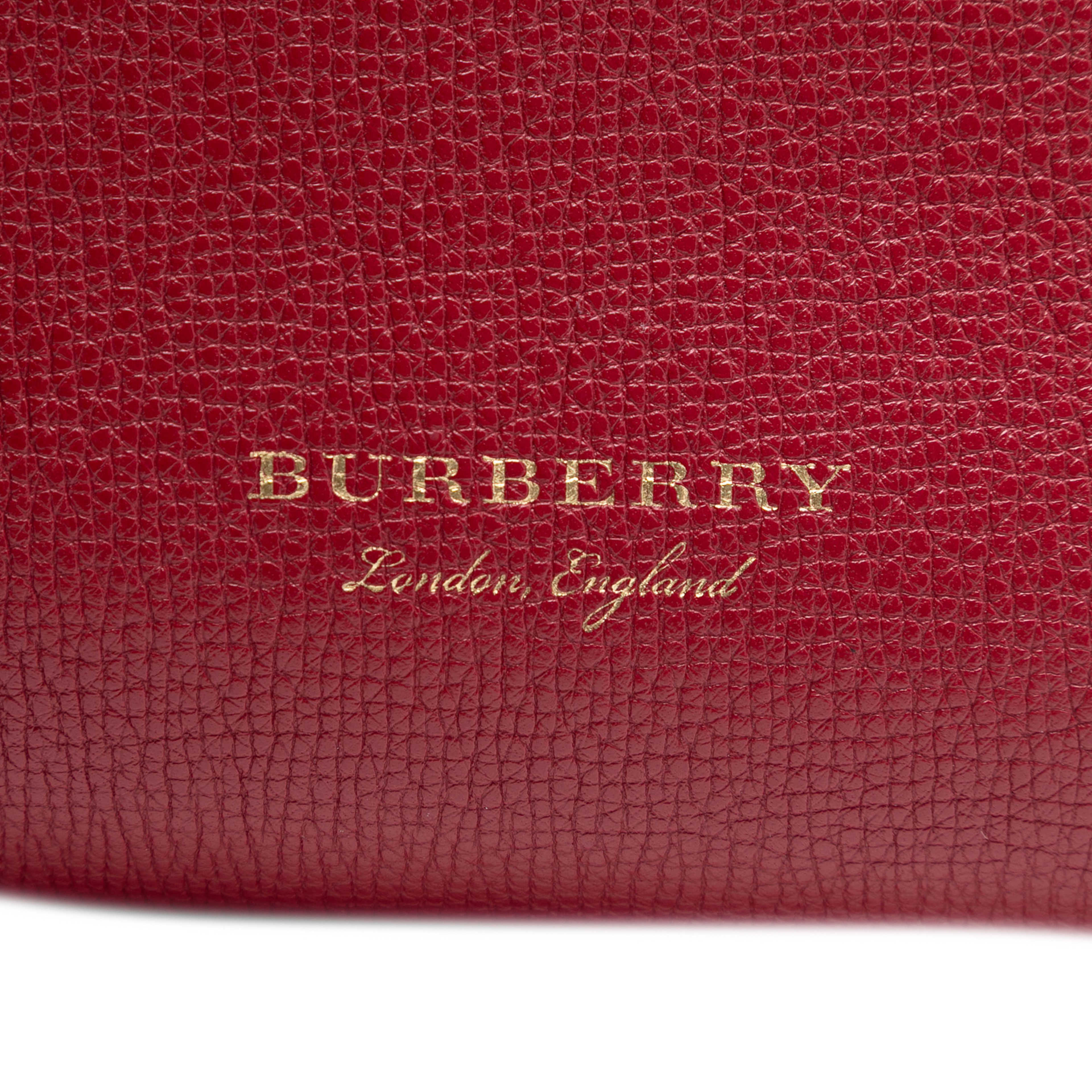 Burberry Medium Leather And House Check Banner Satchel, från Luxclusif, i färgen red. Klicka för att öppna bilden i stort format