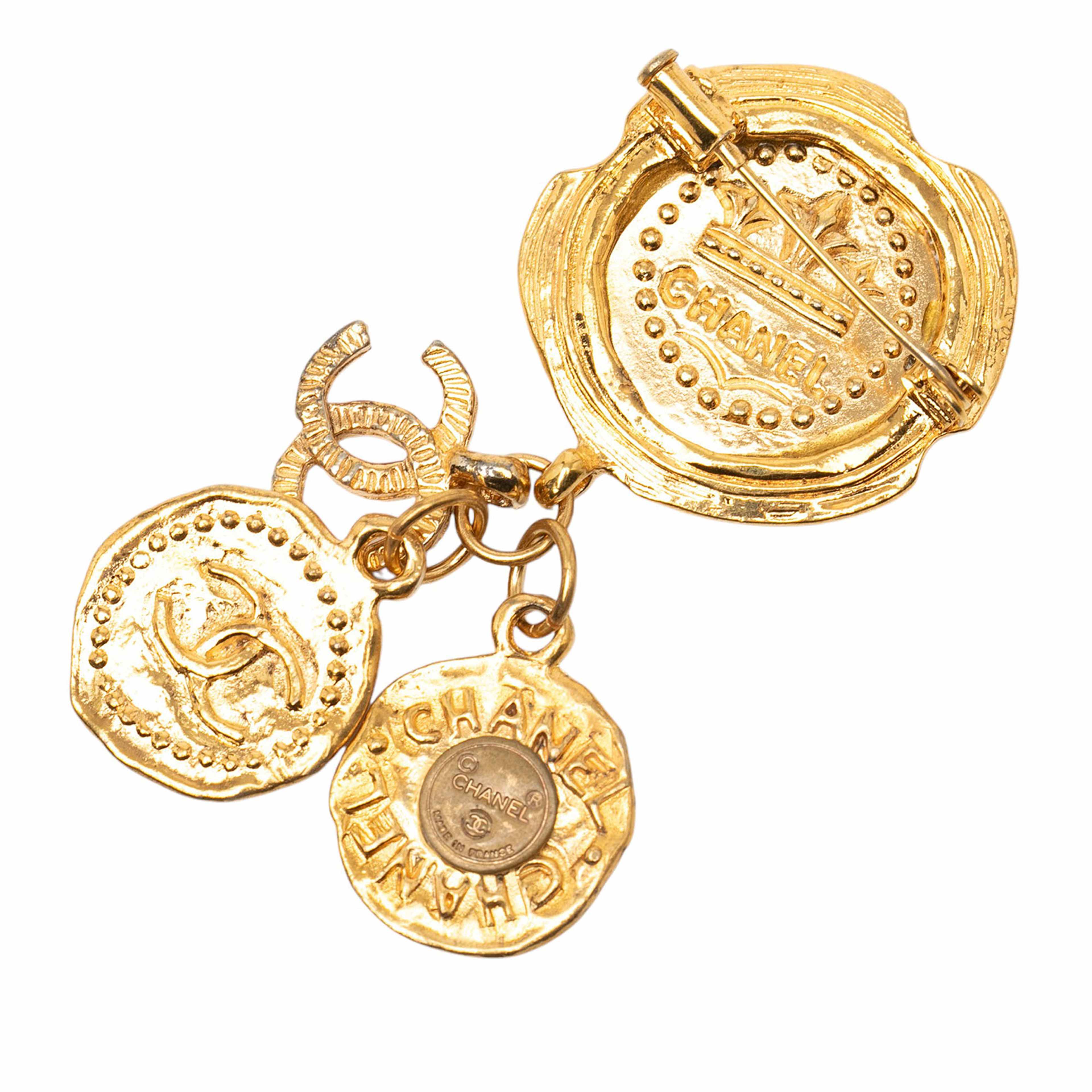 Chanel Cc Gold Plated Coin Charm Brooch, från Luxclusif, i färgen gold. Klicka för att öppna bilden i stort format