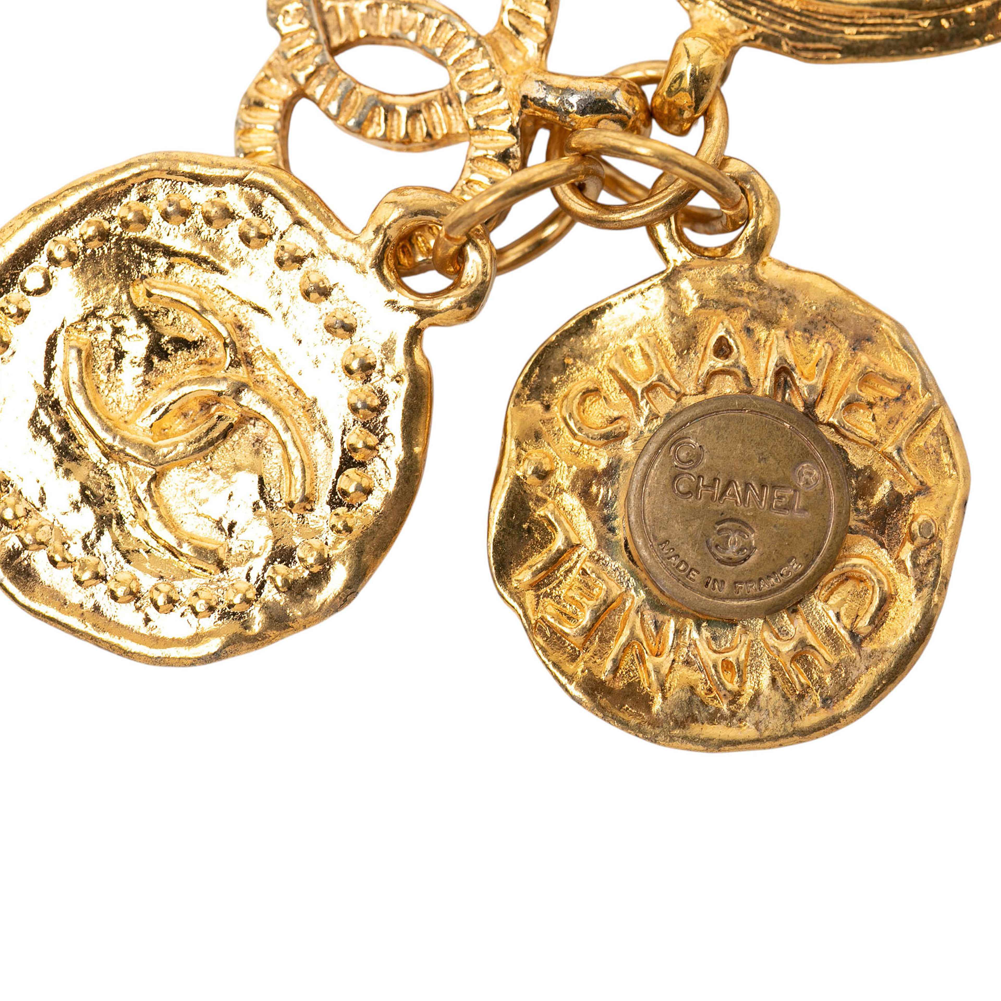 Chanel Cc Gold Plated Coin Charm Brooch, från Luxclusif, i färgen gold. Klicka för att öppna bilden i stort format