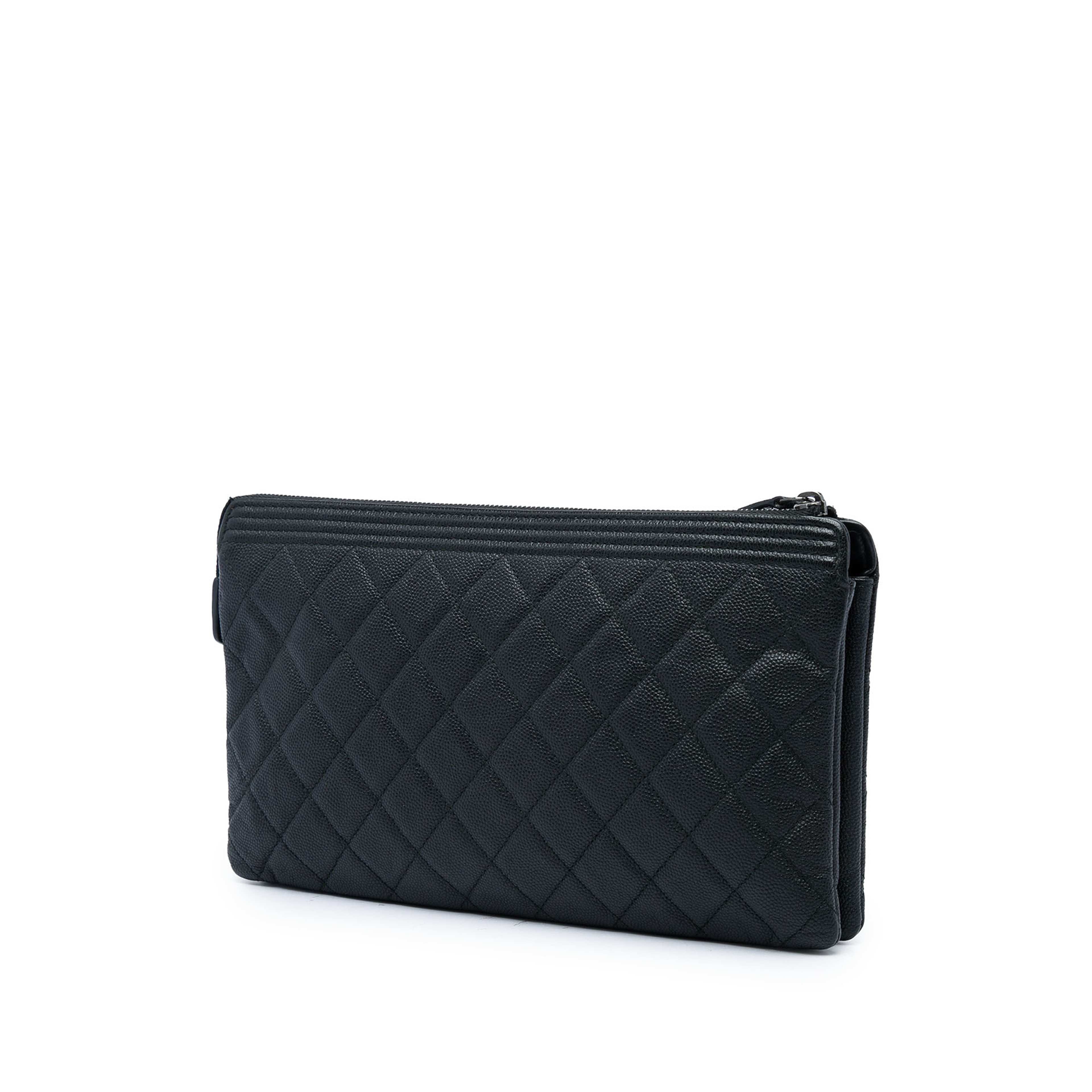 Chanel Quilted Caviar Boy O Case Zip Clutch, från Luxclusif, i färgen svart. Klicka för att öppna bilden i stort format