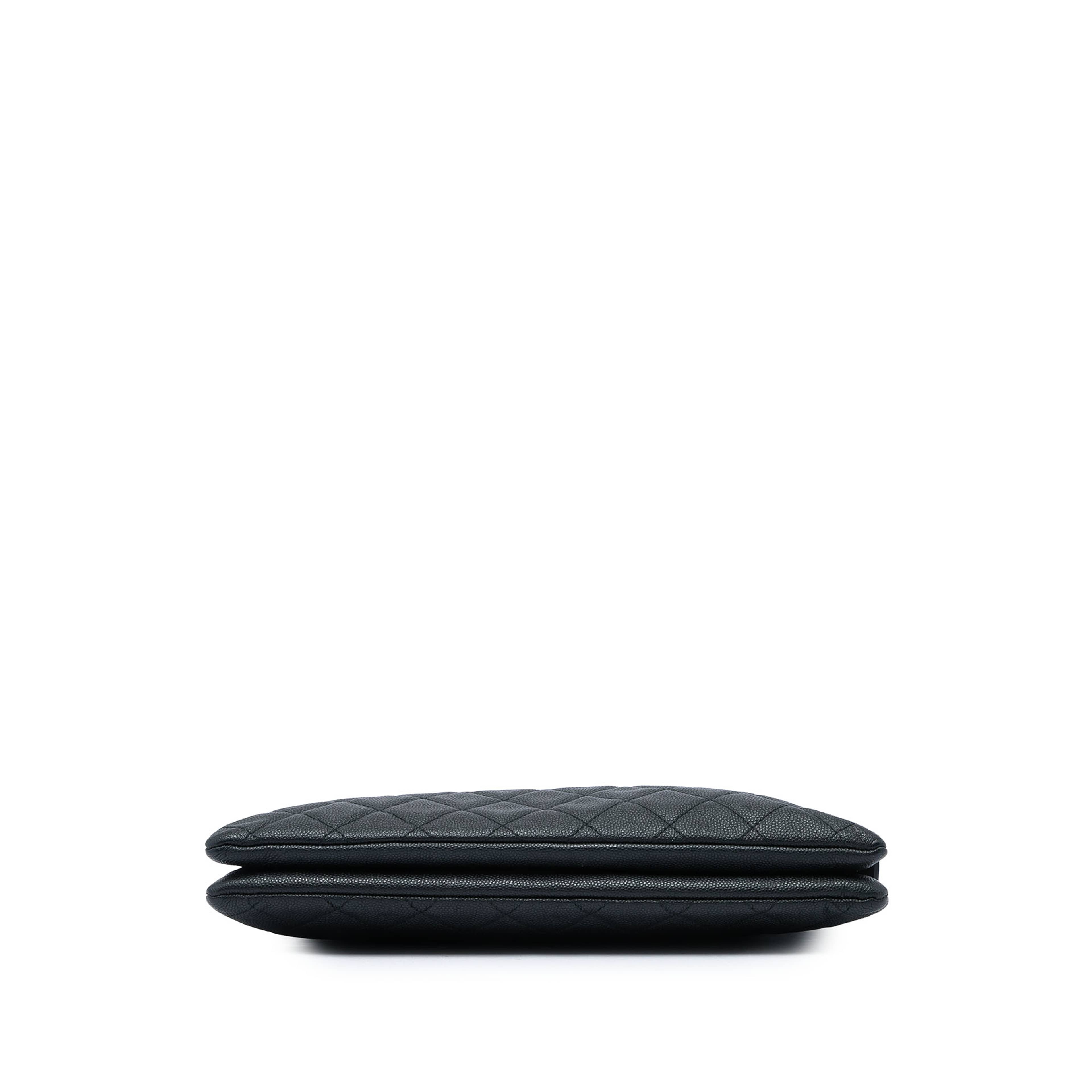 Chanel Quilted Caviar Boy O Case Zip Clutch, från Luxclusif, i färgen svart. Klicka för att öppna bilden i stort format
