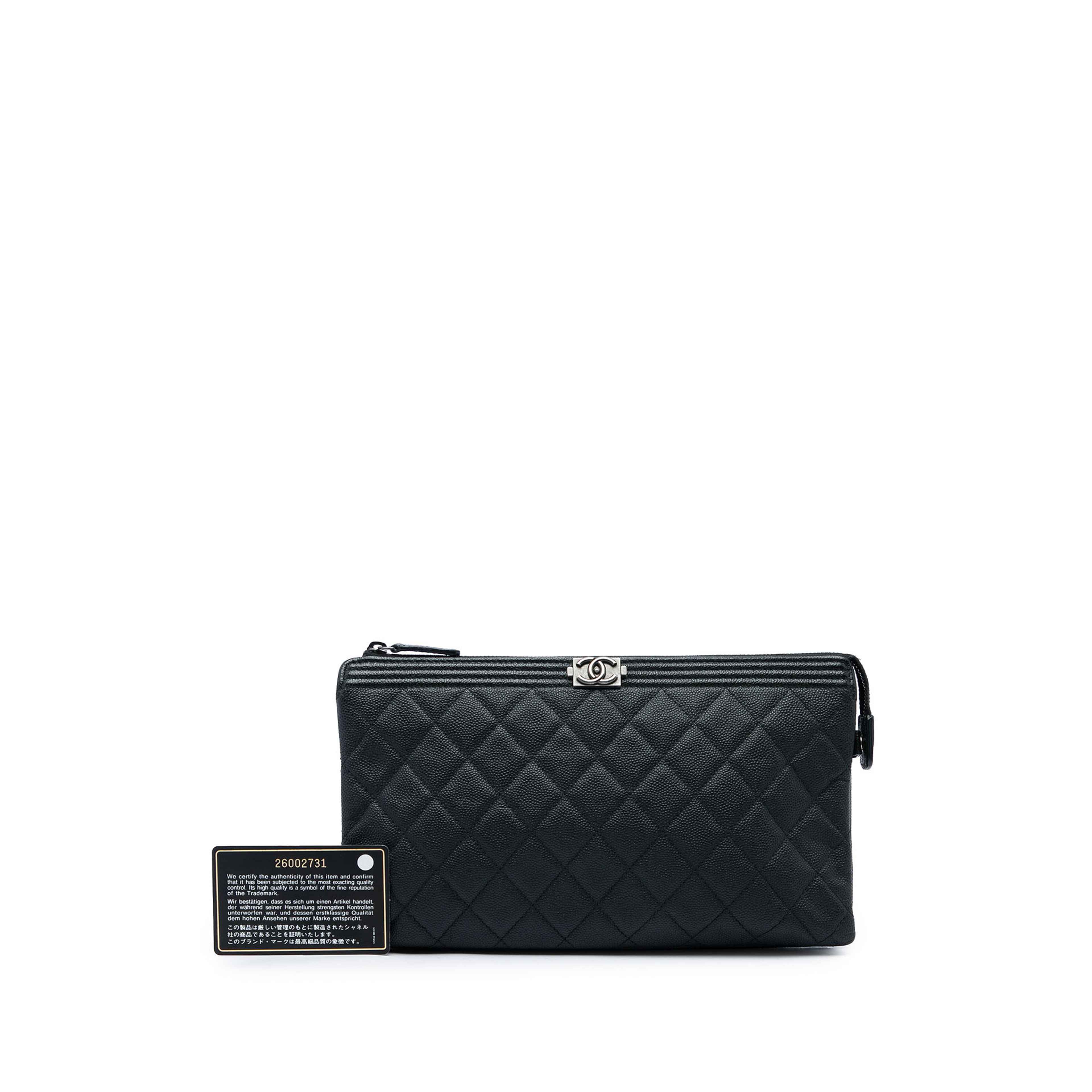 Chanel Quilted Caviar Boy O Case Zip Clutch, från Luxclusif, i färgen svart. Klicka för att öppna bilden i stort format