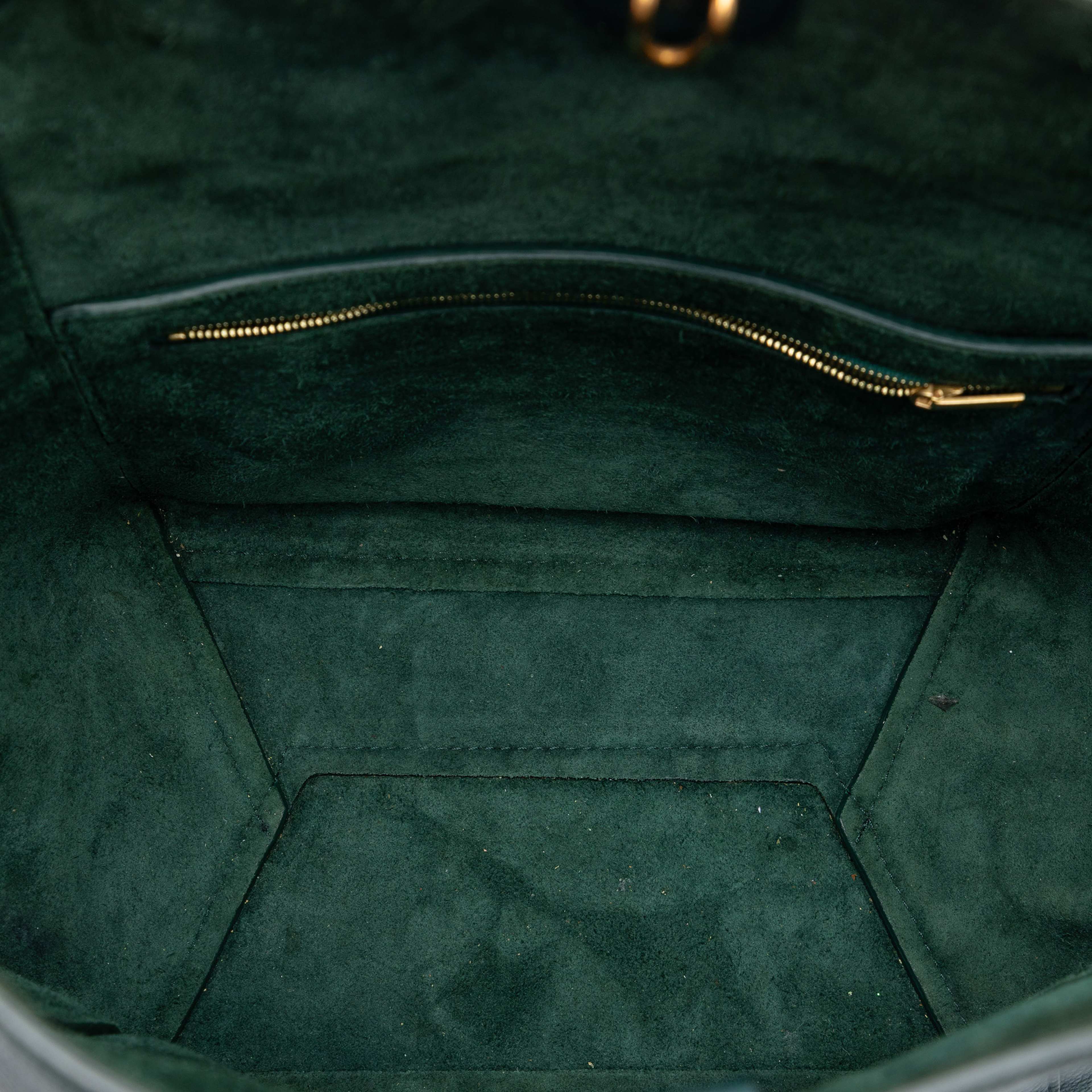 Celine Medium Leather Seau Sangle Bucket Bag, från Luxclusif, i färgen dark green. Klicka för att öppna bilden i stort format