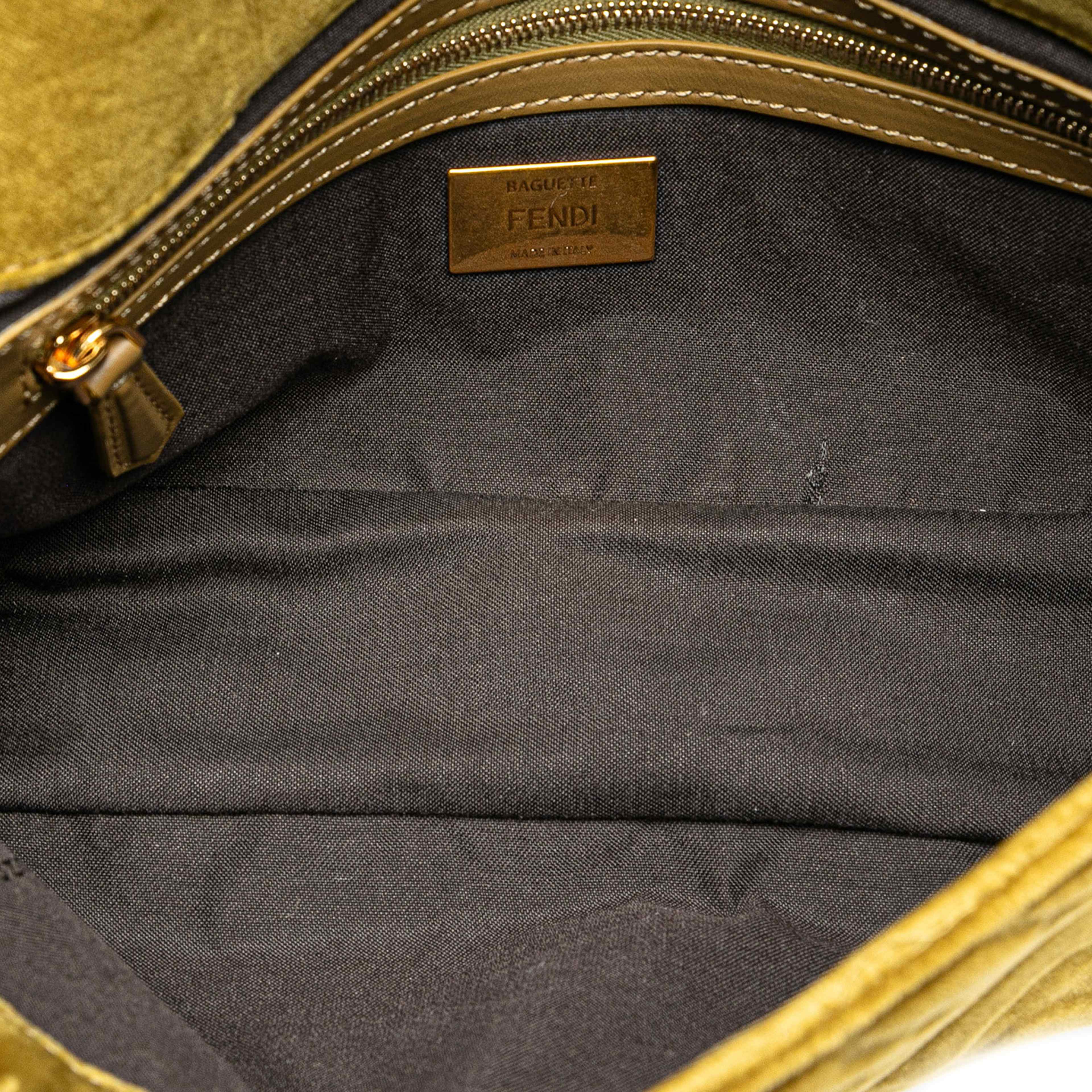 Fendi Zucca Embossed Velvet Baguette Satchel, från Luxclusif, i färgen olive green. Klicka för att öppna bilden i stort format