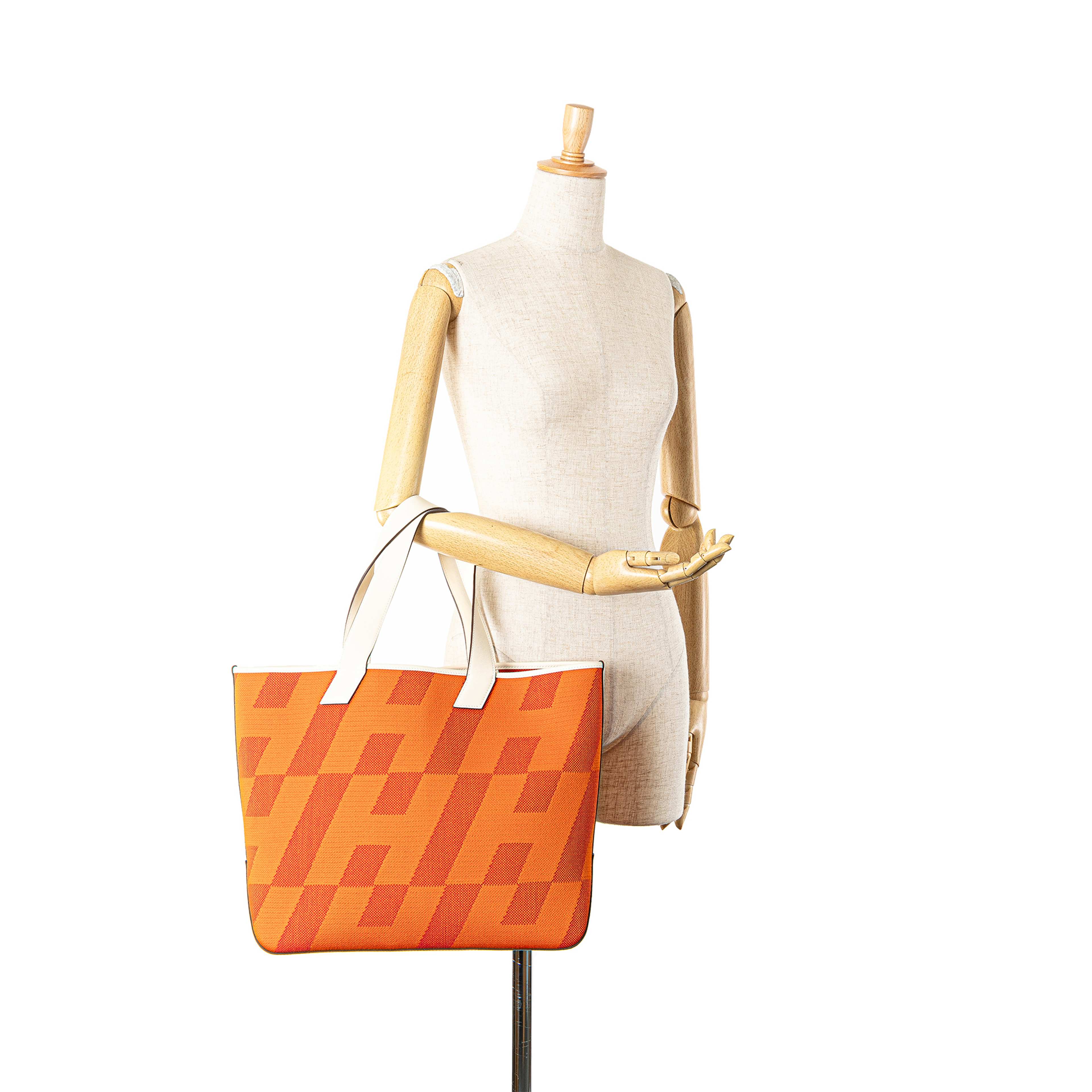 Hermès Toile H And Swift Cabas H En Biais 40, från Luxclusif, i färgen vit. Klicka för att öppna bilden i stort format