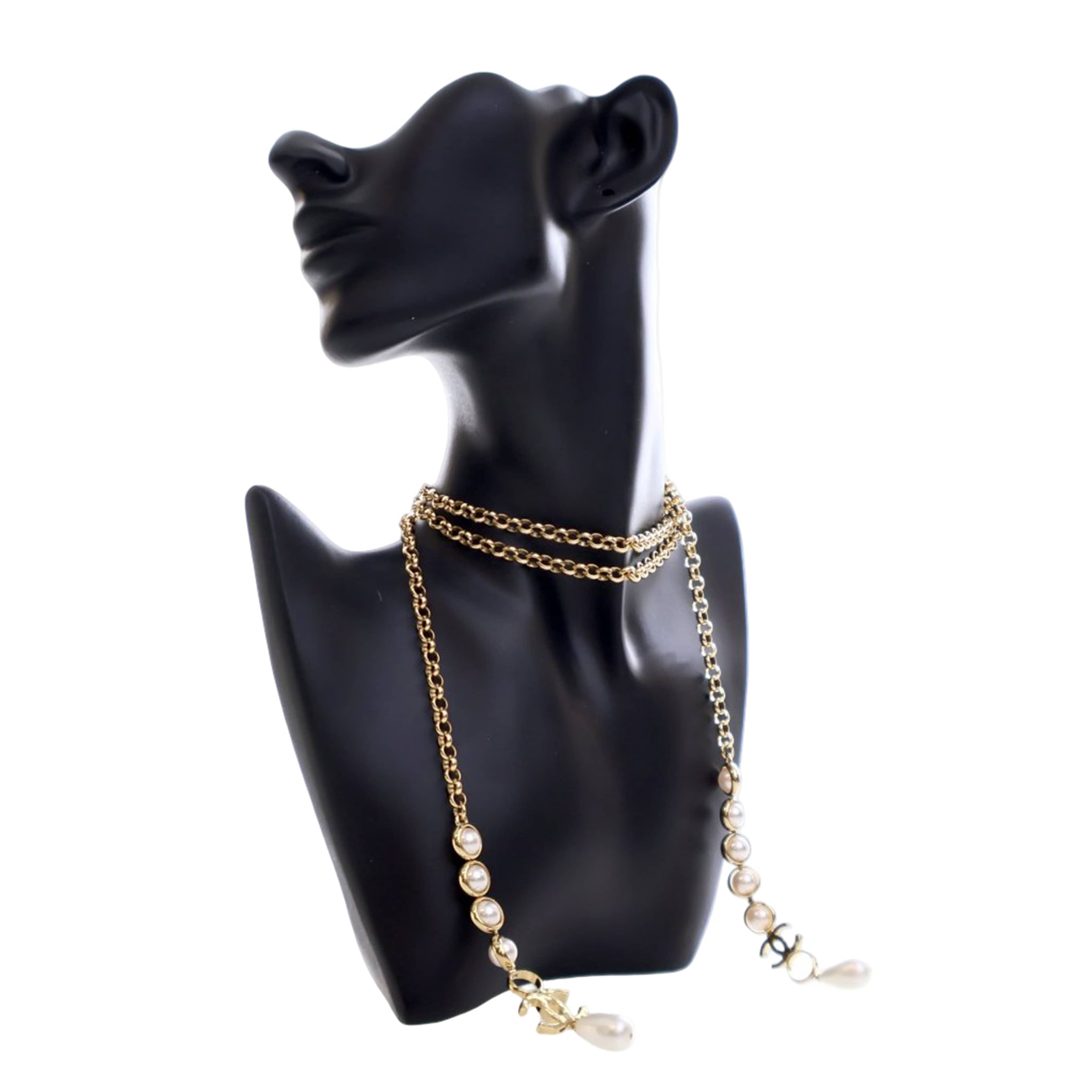 Chanel Cc Gold Plated Faux Pearl Wrap Around Necklace, från Luxclusif, i färgen gold. Klicka för att öppna bilden i stort format