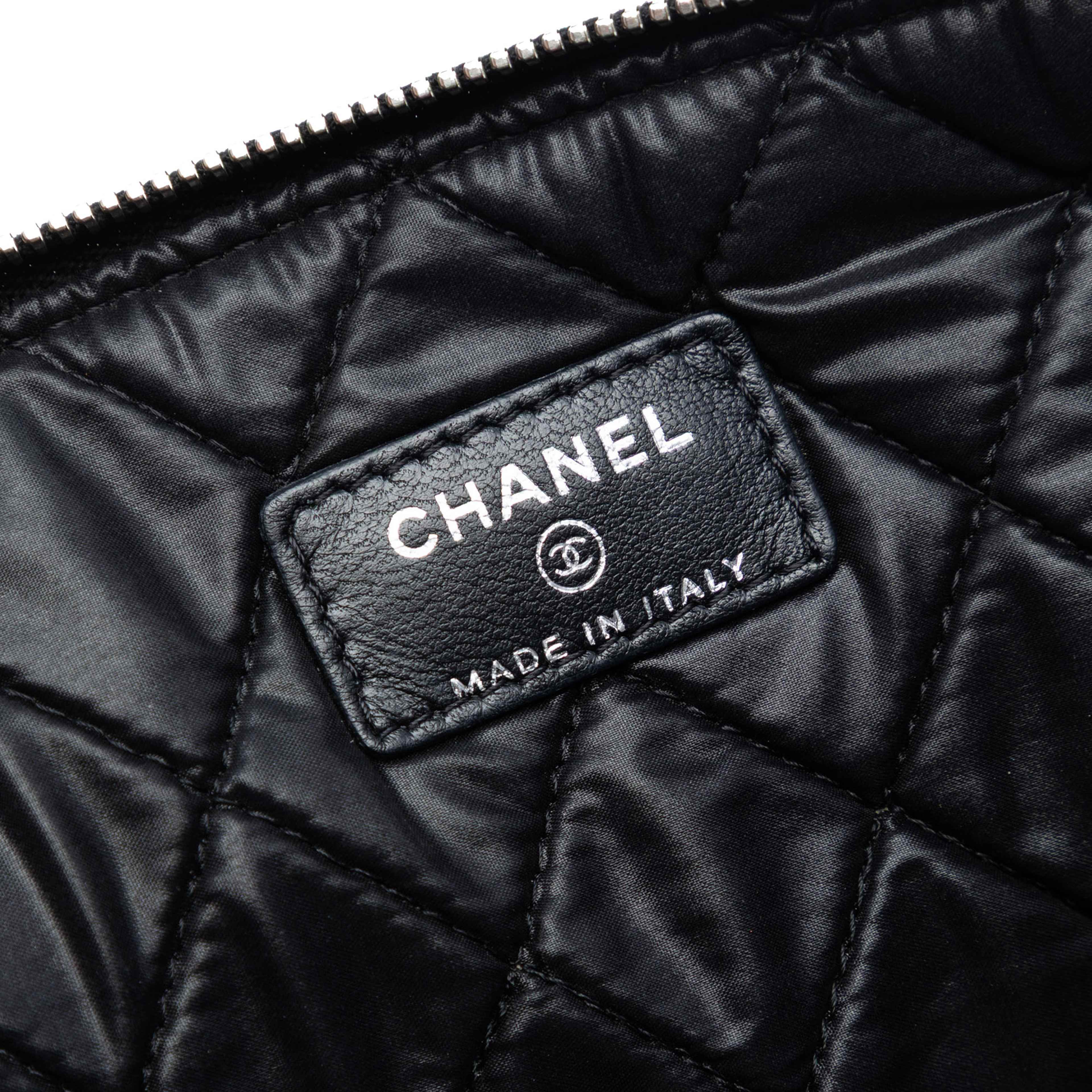 Chanel Large Quilted Tweed And Lambskin Camellia O Case Clutch, från Luxclusif, i färgen black. Klicka för att öppna bilden i stort format