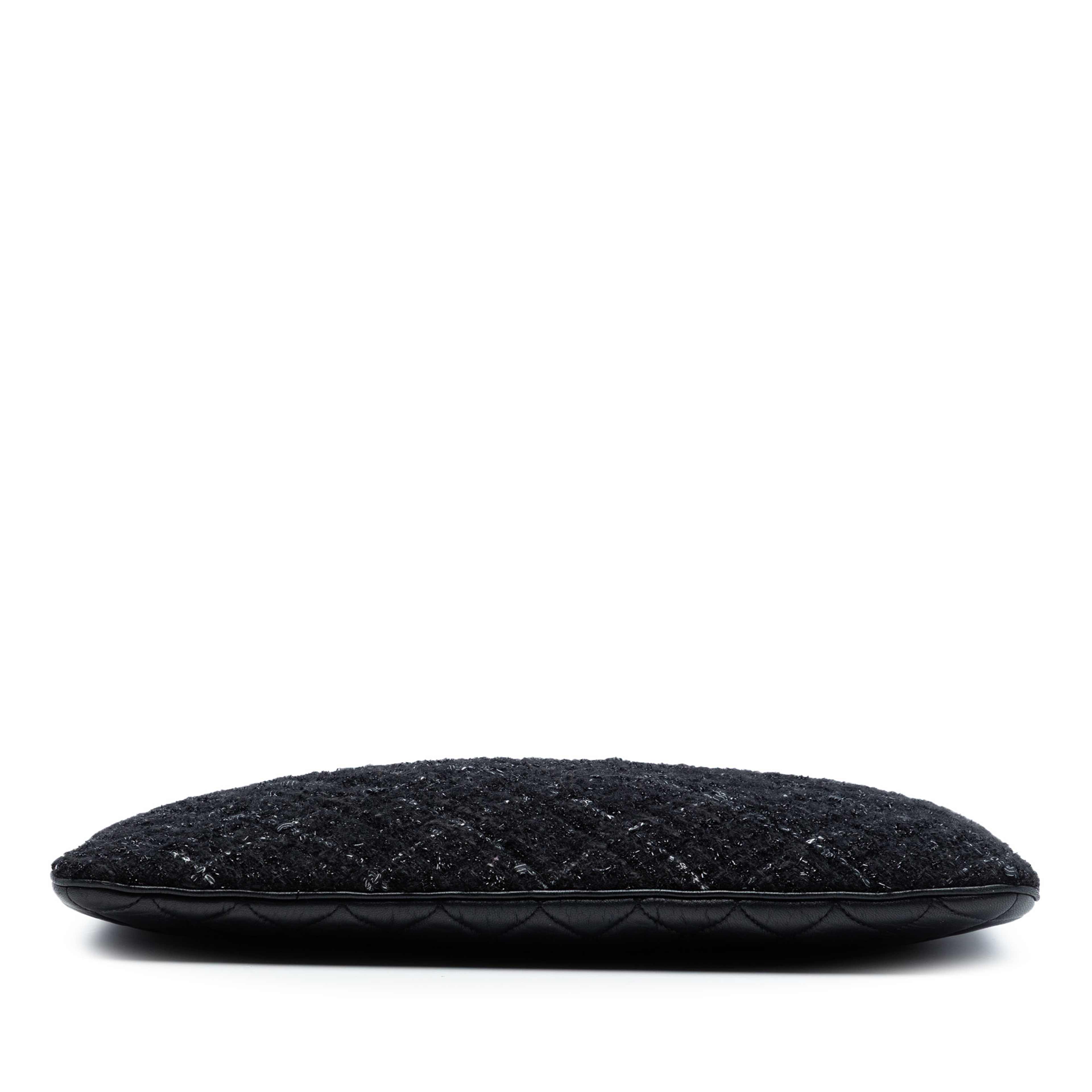 Chanel Large Quilted Tweed And Lambskin Camellia O Case Clutch, från Luxclusif, i färgen black. Klicka för att öppna bilden i stort format