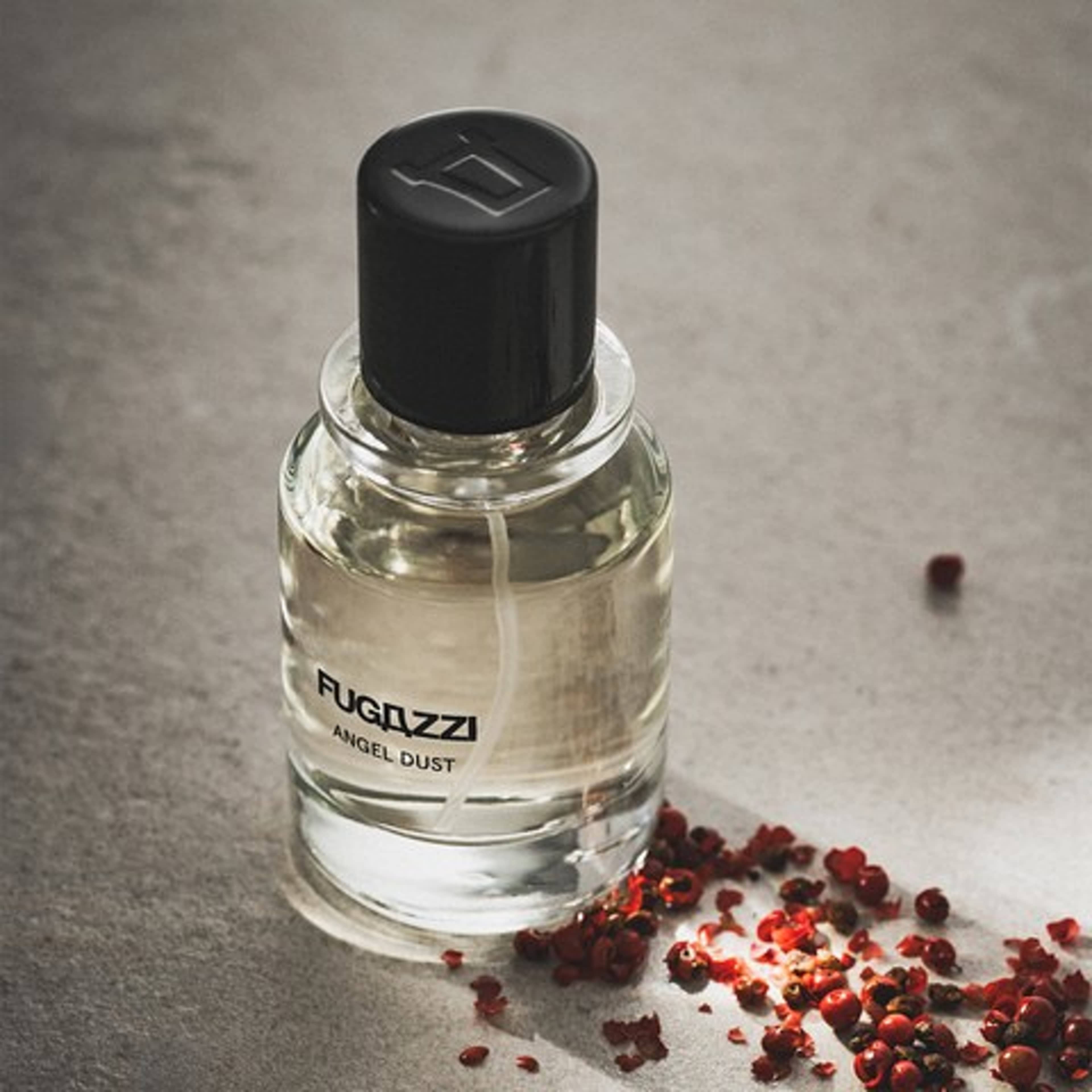 ANGEL DUST EXTRAIT DE PARFUM, från Fugazzi. Klicka för att öppna bilden i stort format