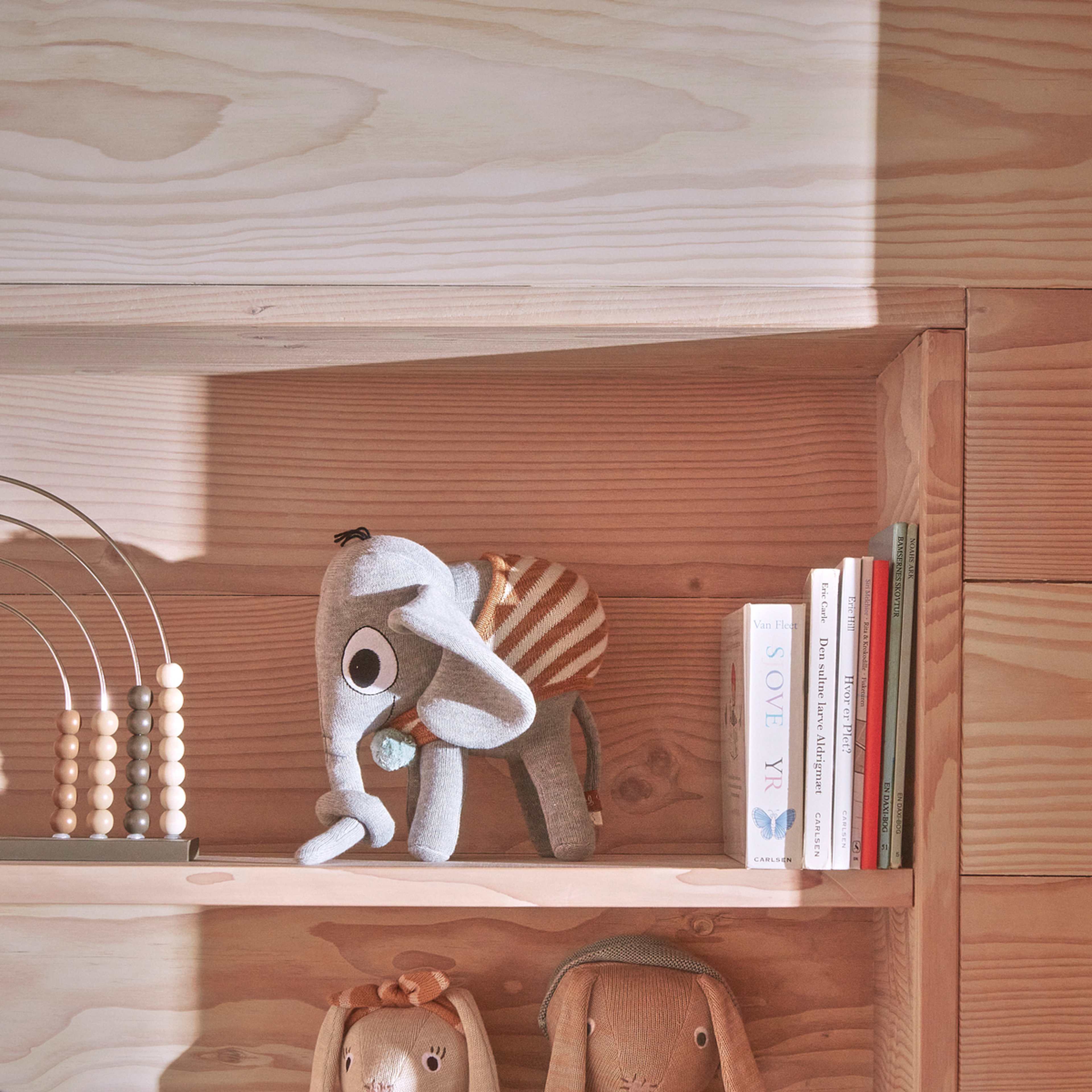 Henry Elephant, från OYOY Mini, i färgen grey. Klicka för att öppna bilden i stort format