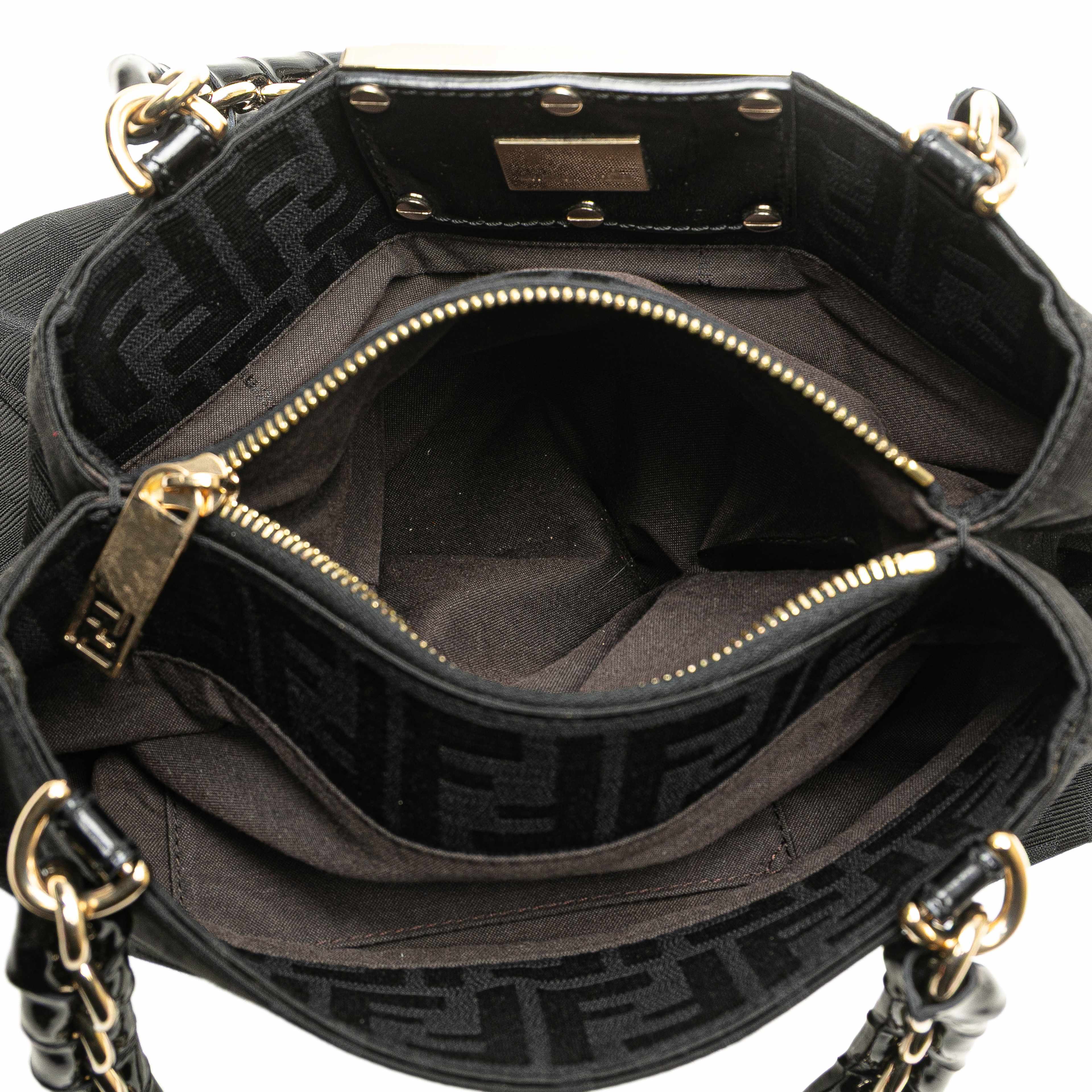Fendi Small Zucca Canvas Mia Chain Tote, från Luxclusif, i färgen black. Klicka för att öppna bilden i stort format