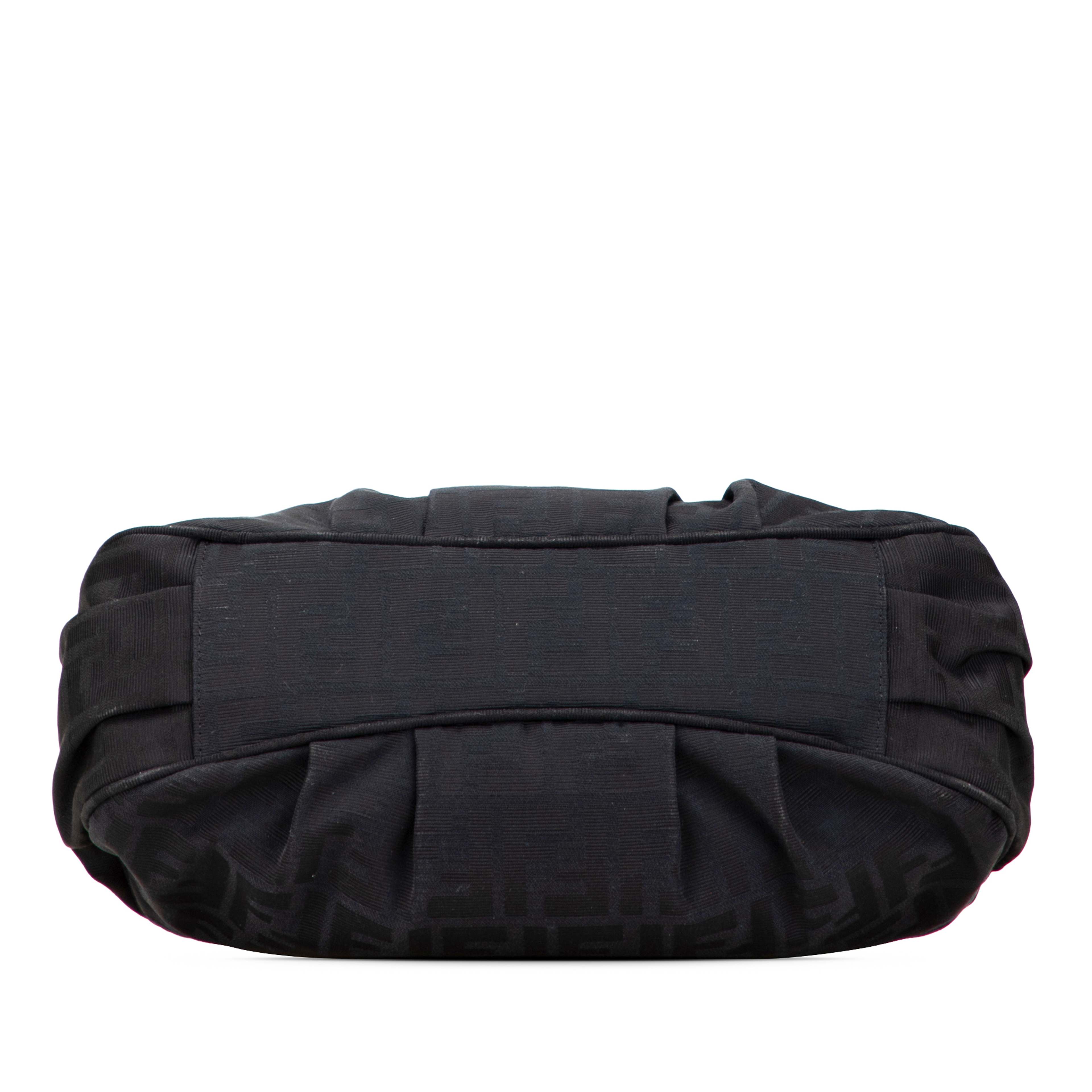 Fendi Small Zucca Canvas Mia Chain Tote, från Luxclusif, i färgen black. Klicka för att öppna bilden i stort format