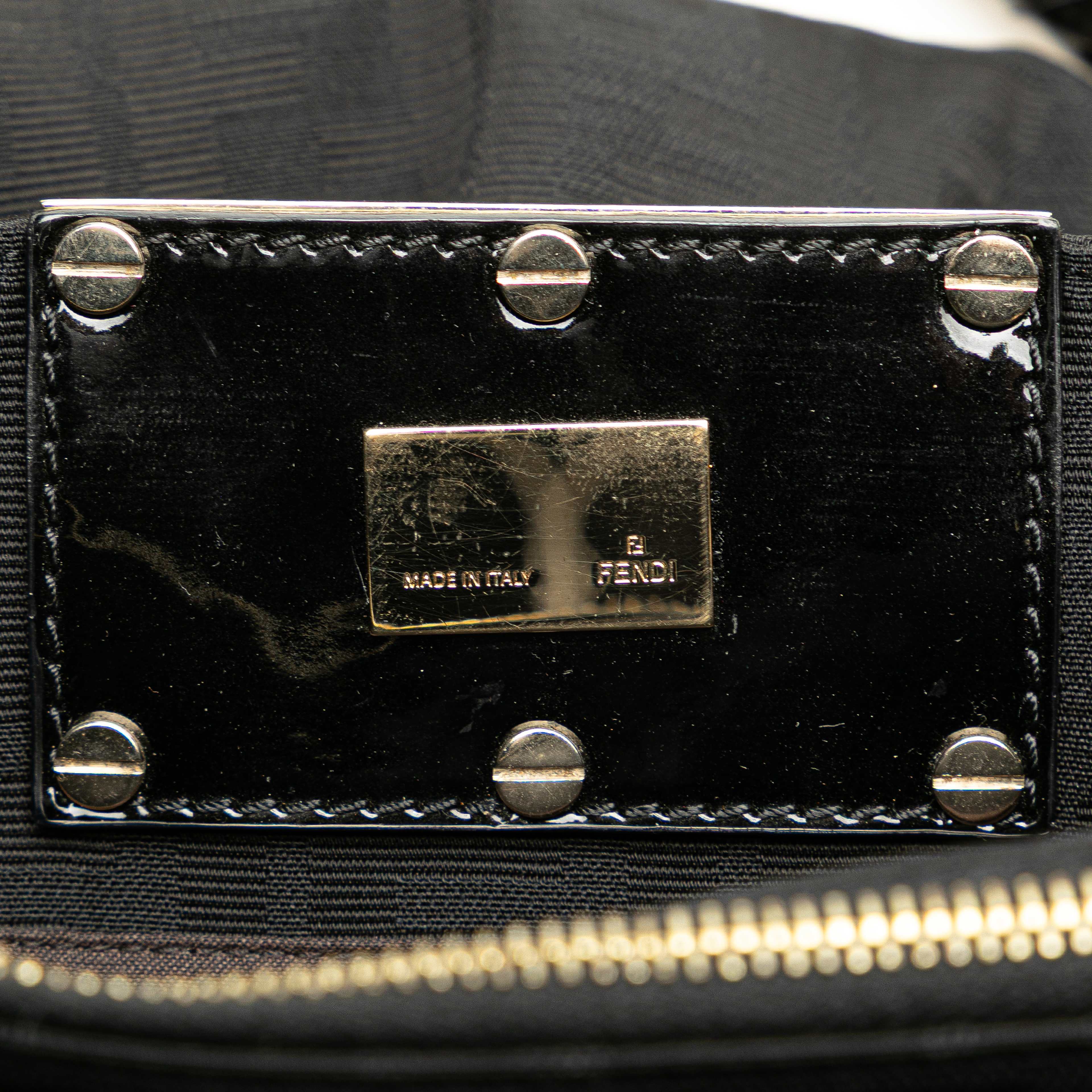 Fendi Small Zucca Canvas Mia Chain Tote, från Luxclusif, i färgen black. Klicka för att öppna bilden i stort format