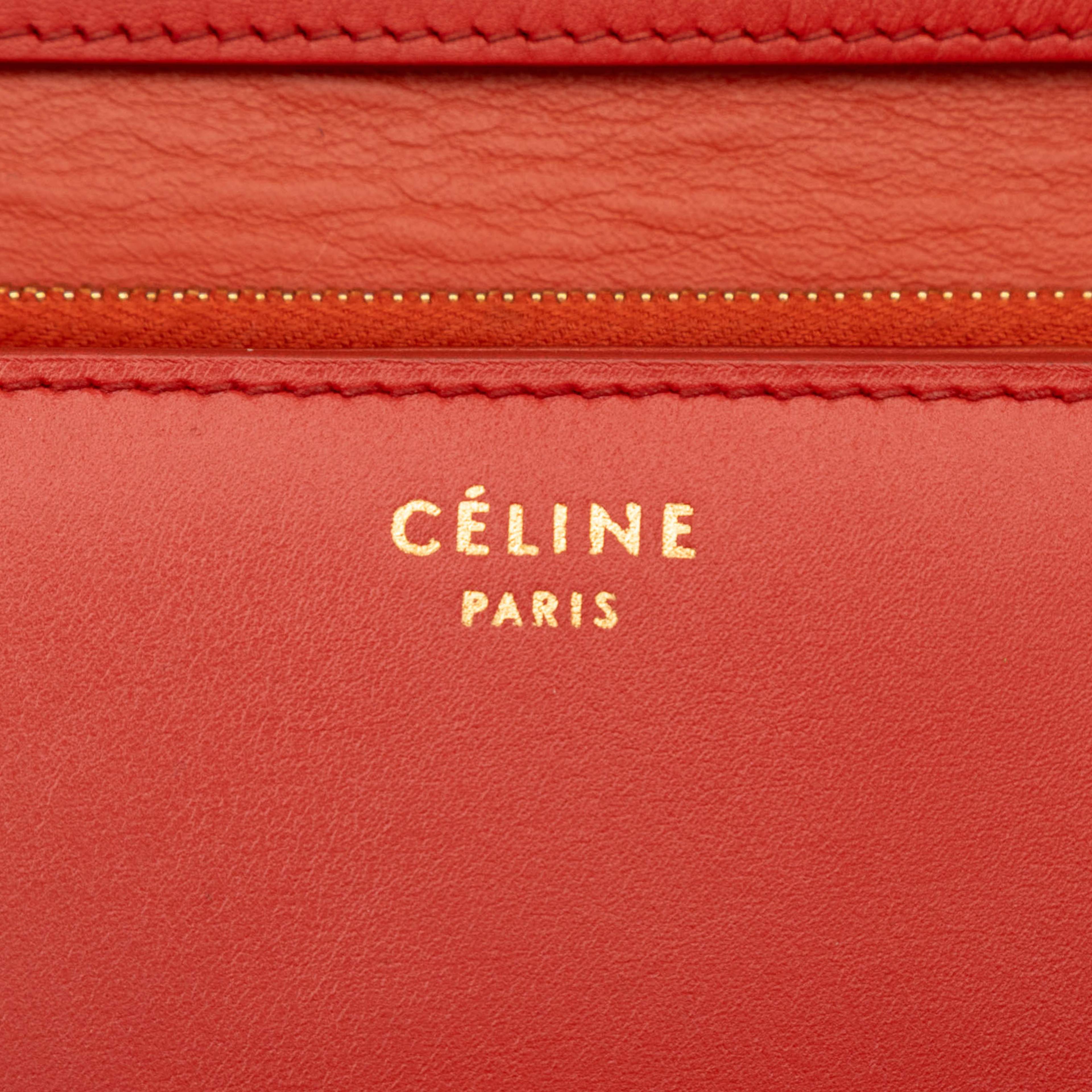 Celine Medium Calfskin Classic Box, från Luxclusif, i färgen red. Klicka för att öppna bilden i stort format