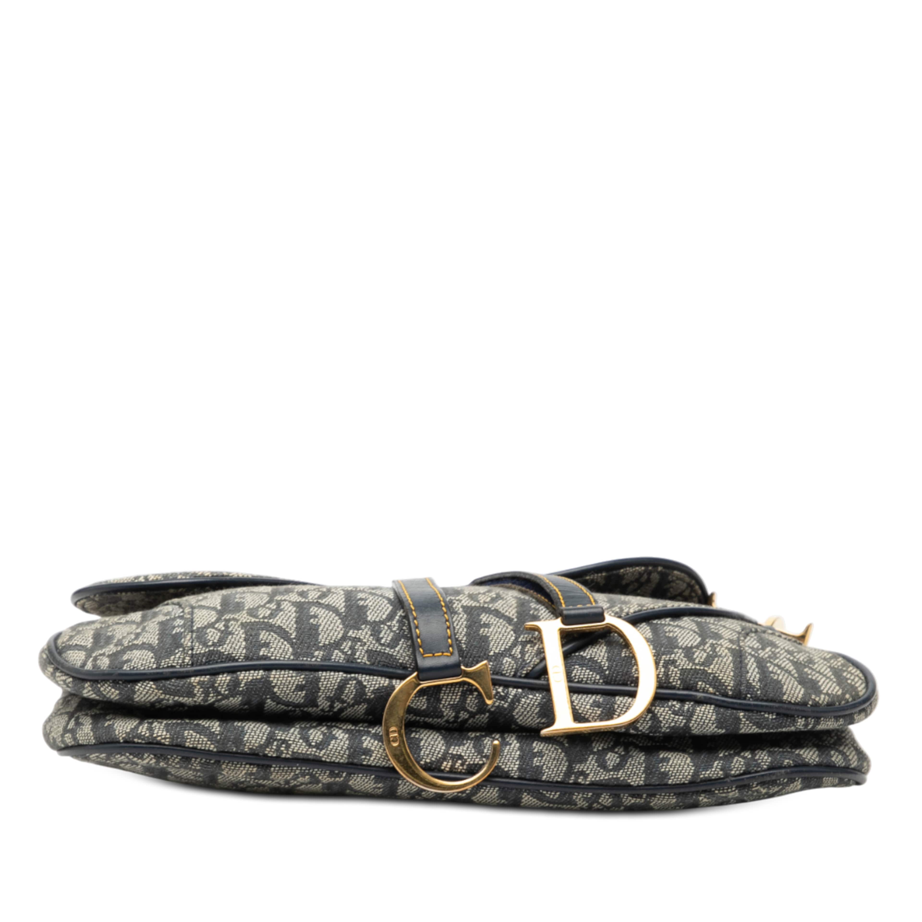 Dior Diorissimo Canvas Double Saddle Bag, från Luxclusif, i färgen blue. Klicka för att öppna bilden i stort format