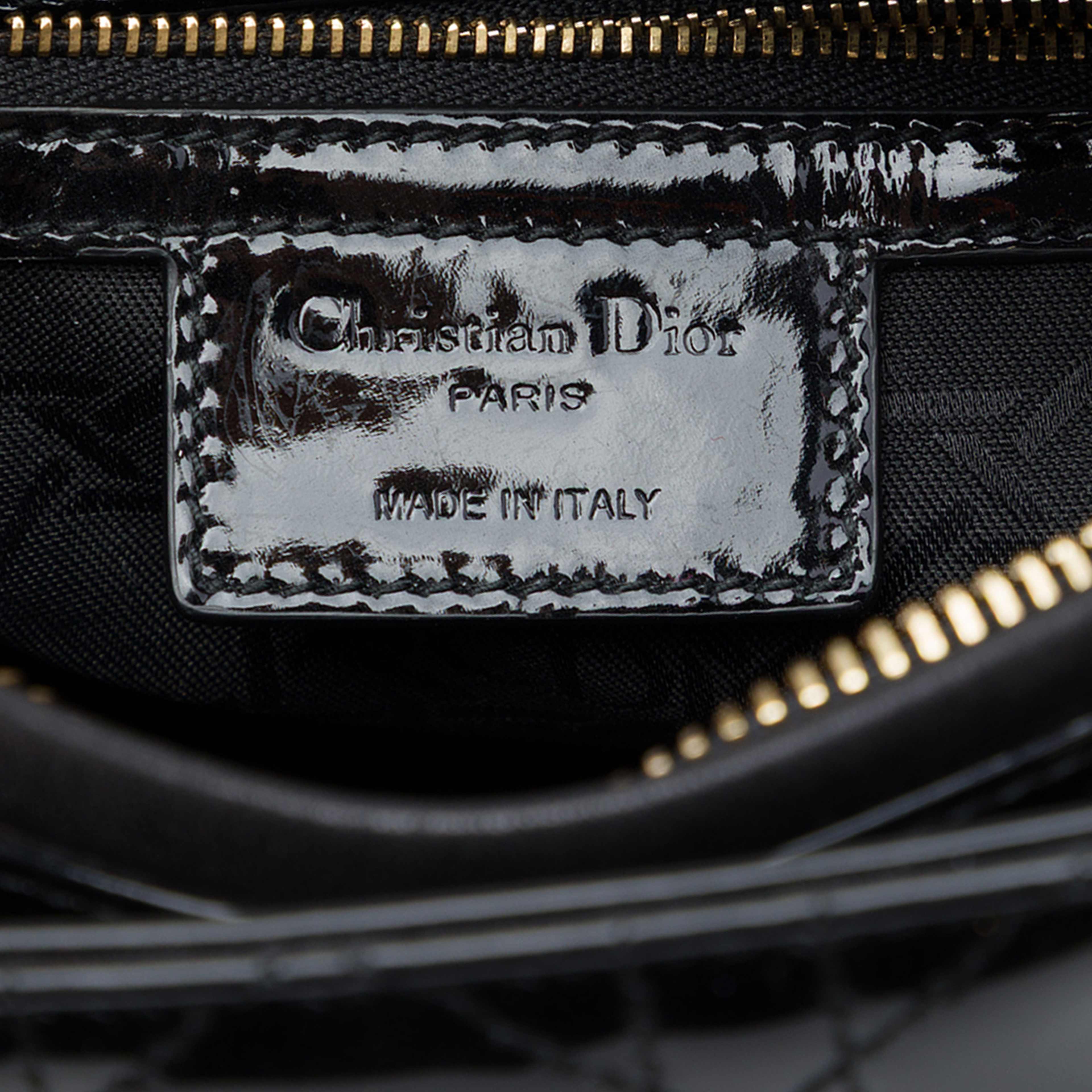 Dior Medium Patent Cannage Lady Dior, från Luxclusif, i färgen svart. Klicka för att öppna bilden i stort format