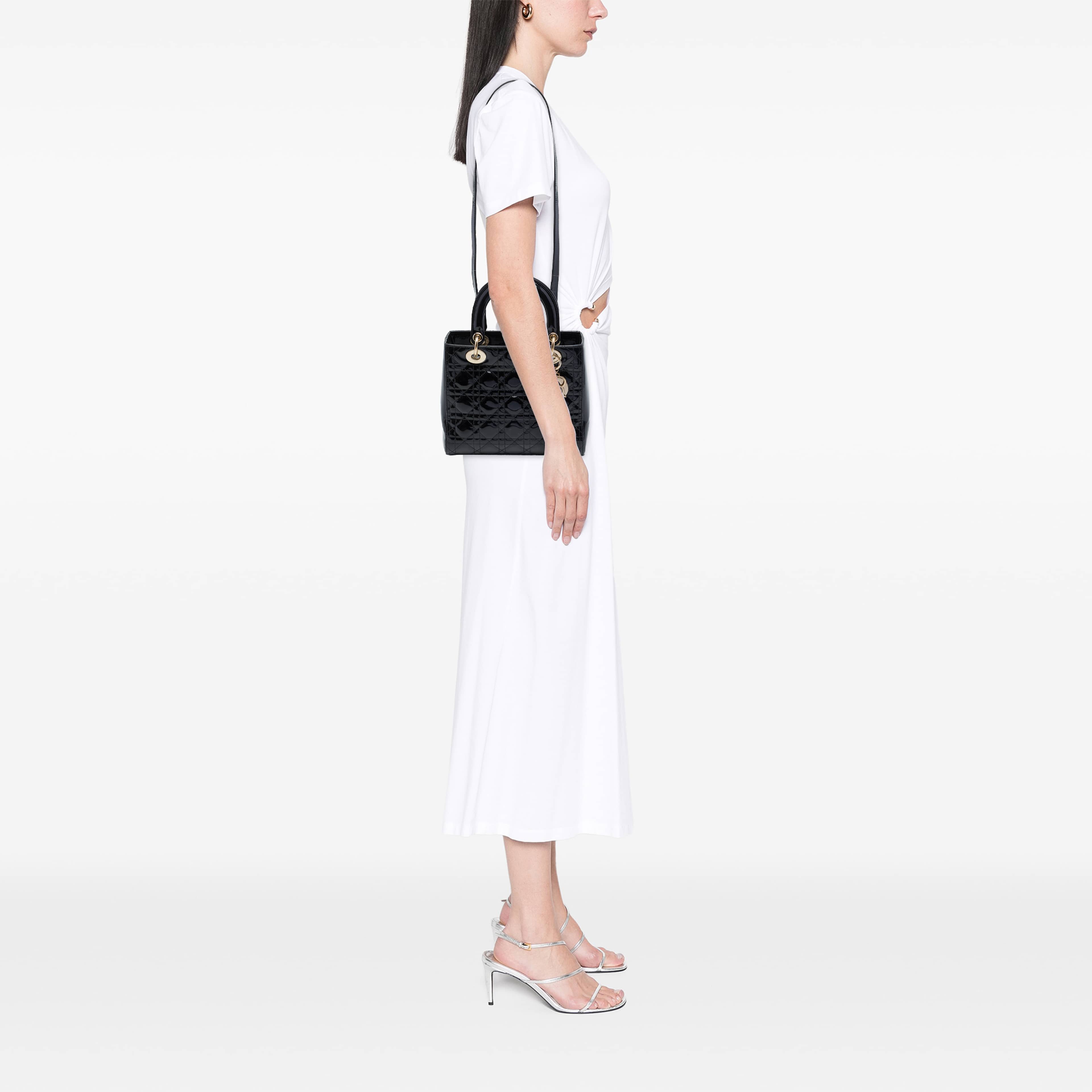 Dior Medium Patent Cannage Lady Dior, från Luxclusif, i färgen svart. Klicka för att öppna bilden i stort format