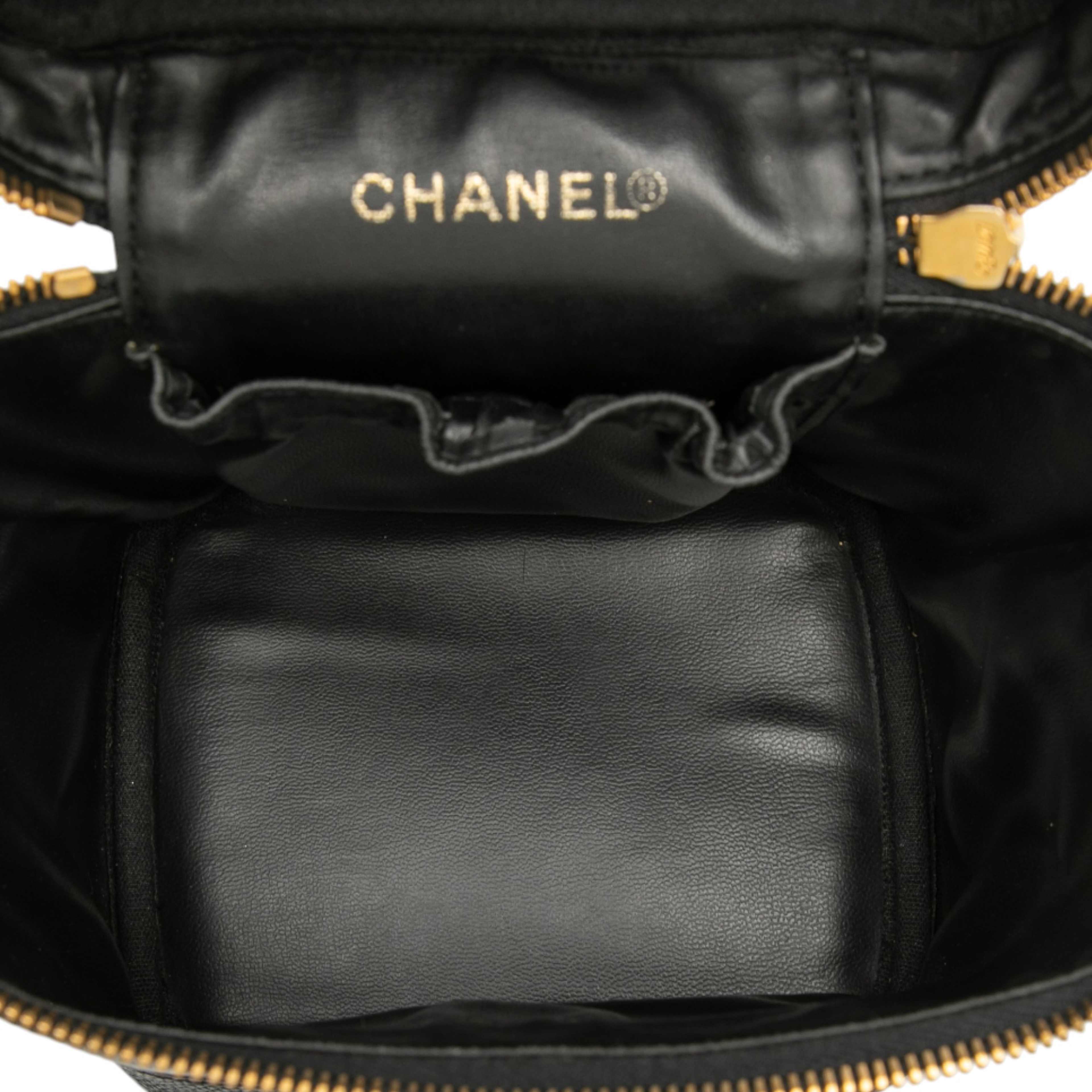 Chanel Cc Caviar Vanity Bag, från Luxclusif, i färgen black. Klicka för att öppna bilden i stort format