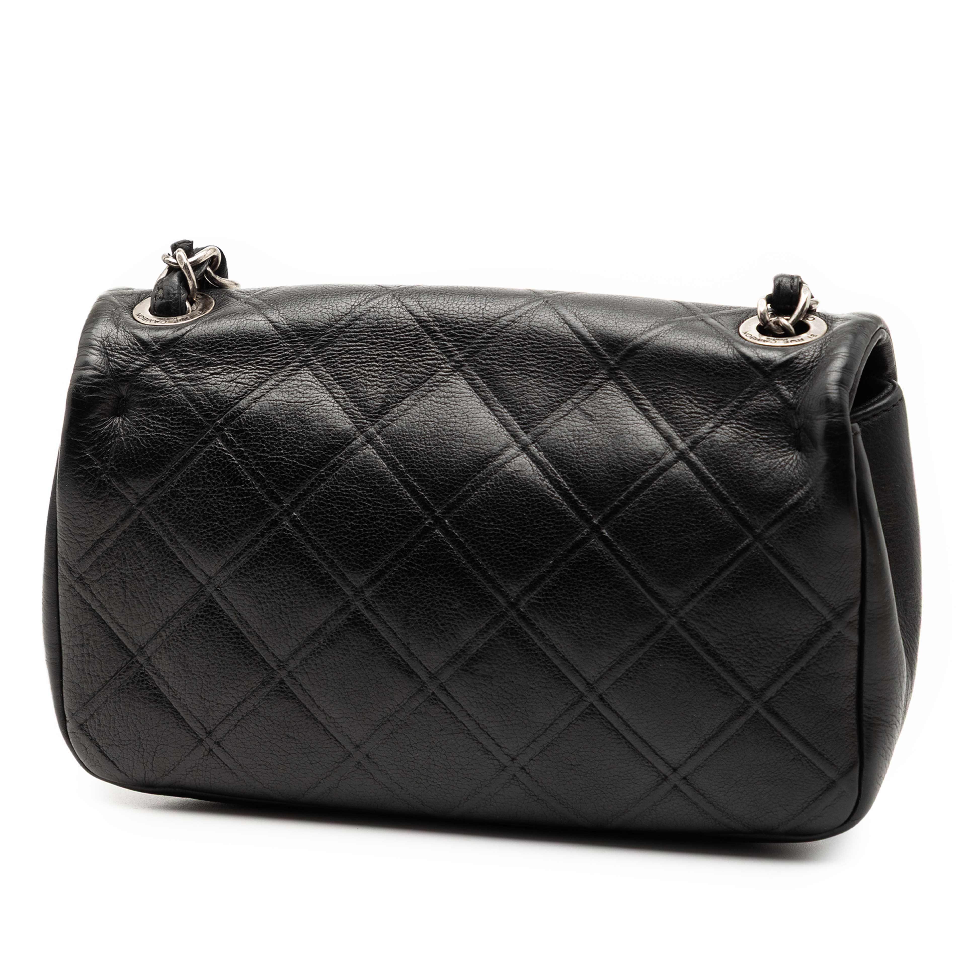 Chanel Small Diamond Embossed Calfskin New Chic Flap, från Luxclusif, i färgen black. Klicka för att öppna bilden i stort format