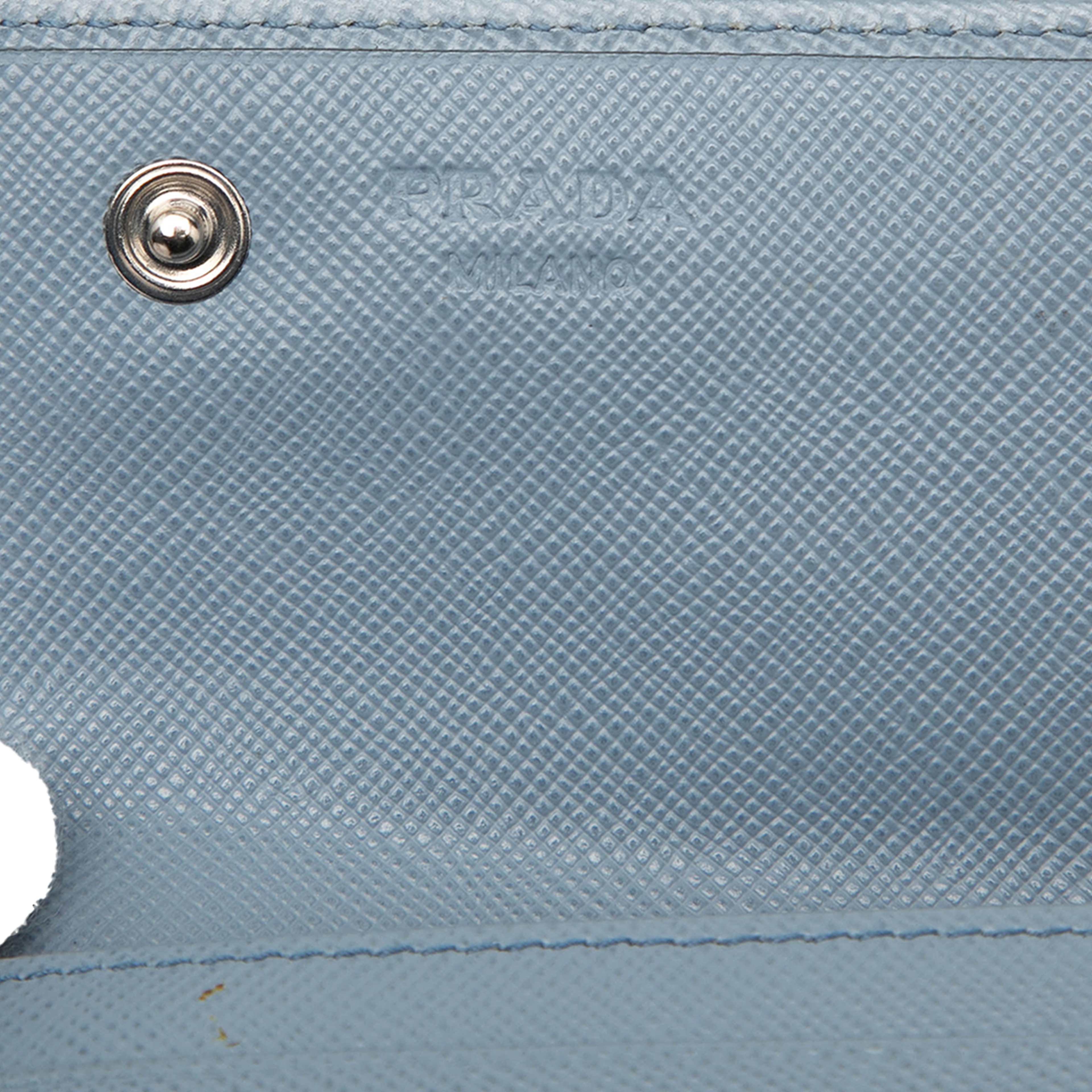 Prada Saffiano Continental Long Wallet, från Luxclusif, i färgen blå. Klicka för att öppna bilden i stort format