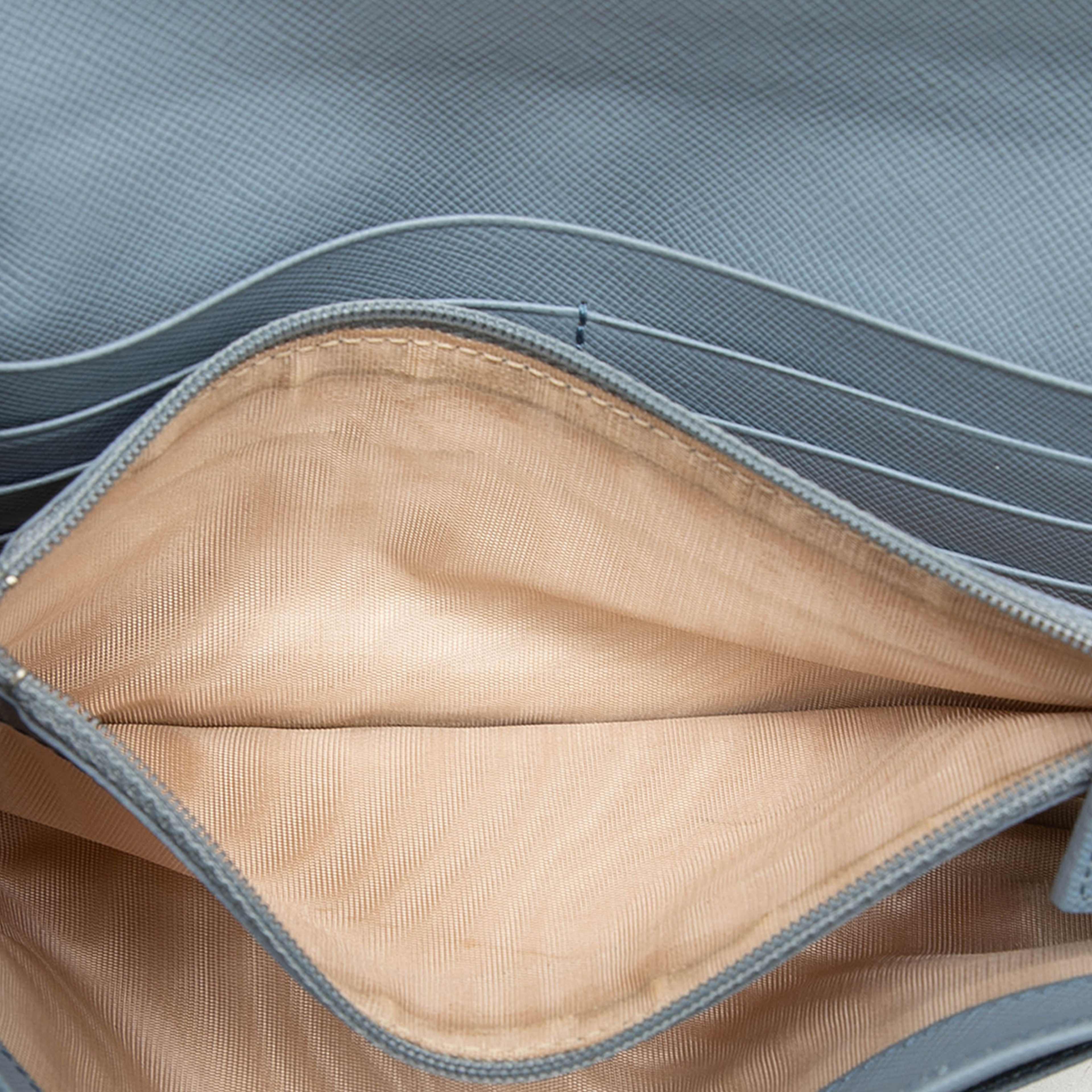 Prada Saffiano Continental Long Wallet, från Luxclusif, i färgen blå. Klicka för att öppna bilden i stort format