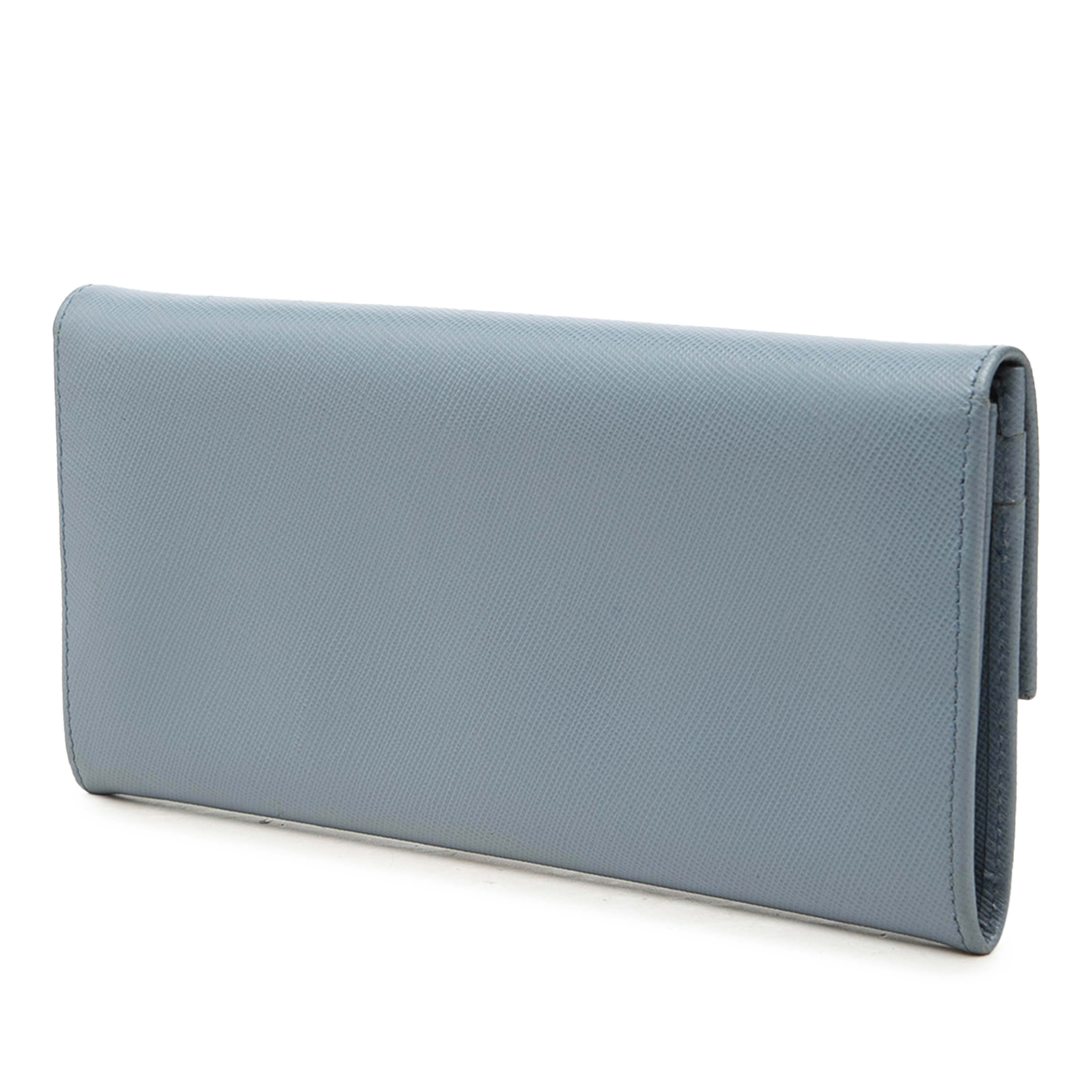 Prada Saffiano Continental Long Wallet, från Luxclusif, i färgen blå. Klicka för att öppna bilden i stort format