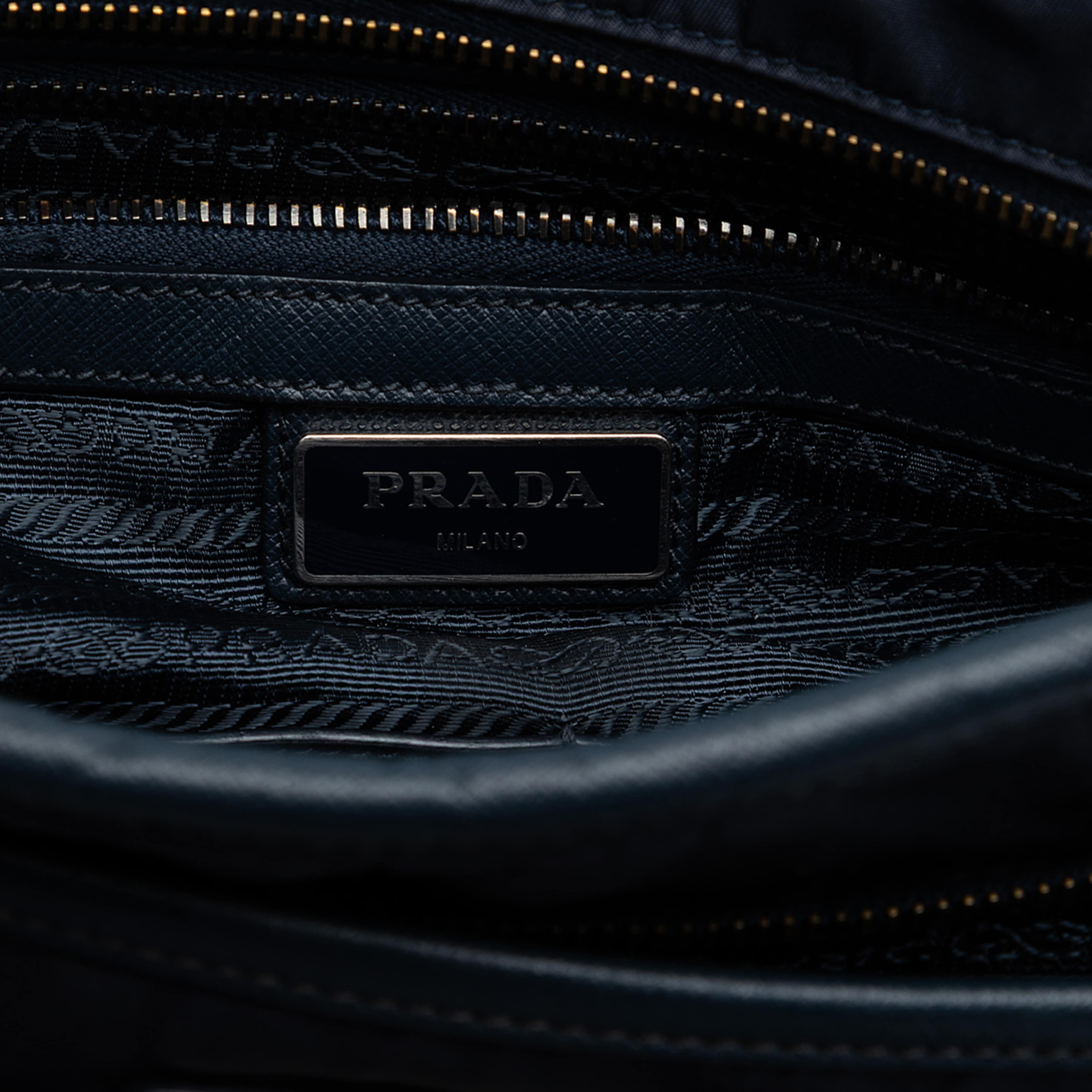 Prada Saffiano Trimmed Tessuto Zip Top Crossbody, från Luxclusif, i färgen navy. Klicka för att öppna bilden i stort format