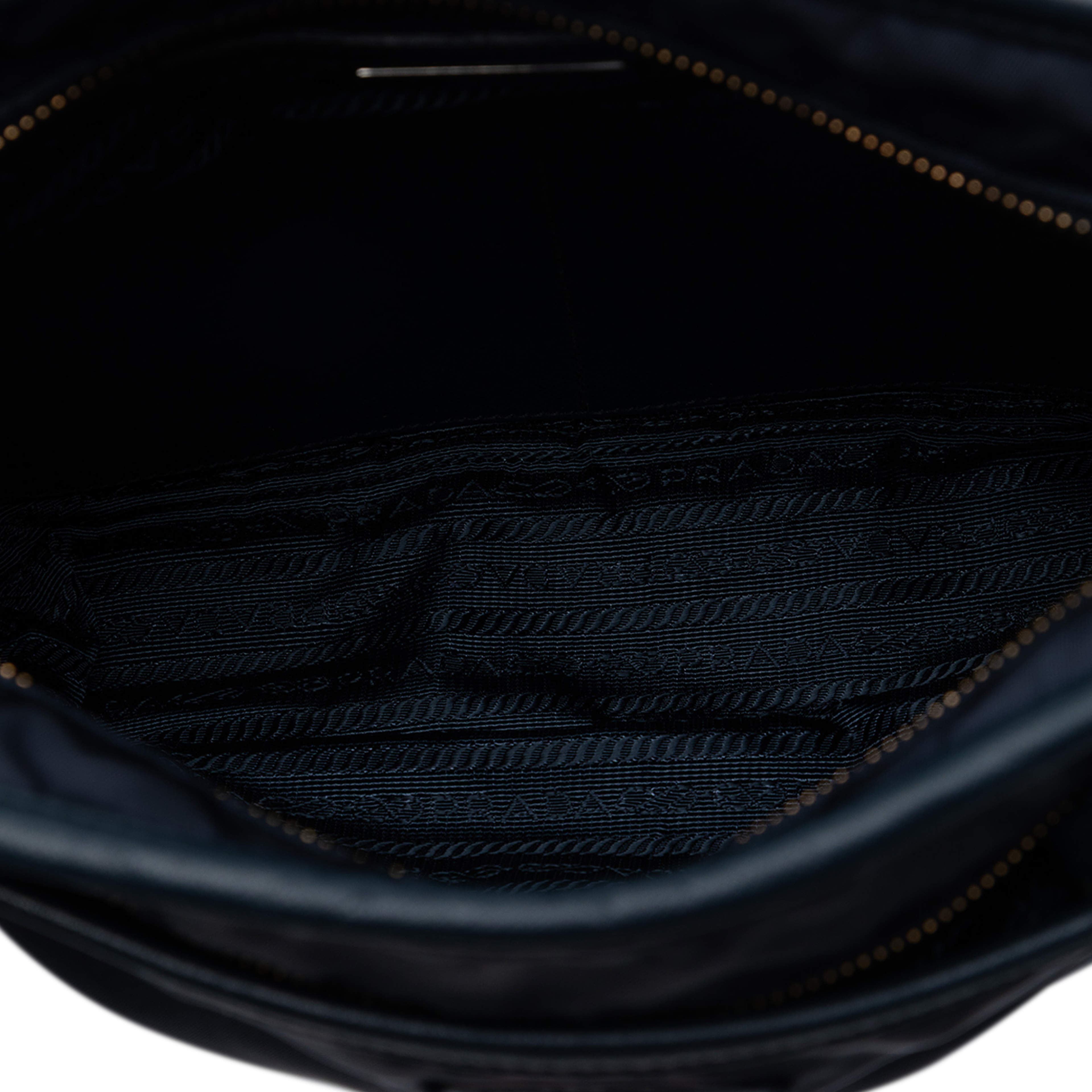 Prada Saffiano Trimmed Tessuto Zip Top Crossbody, från Luxclusif, i färgen navy. Klicka för att öppna bilden i stort format