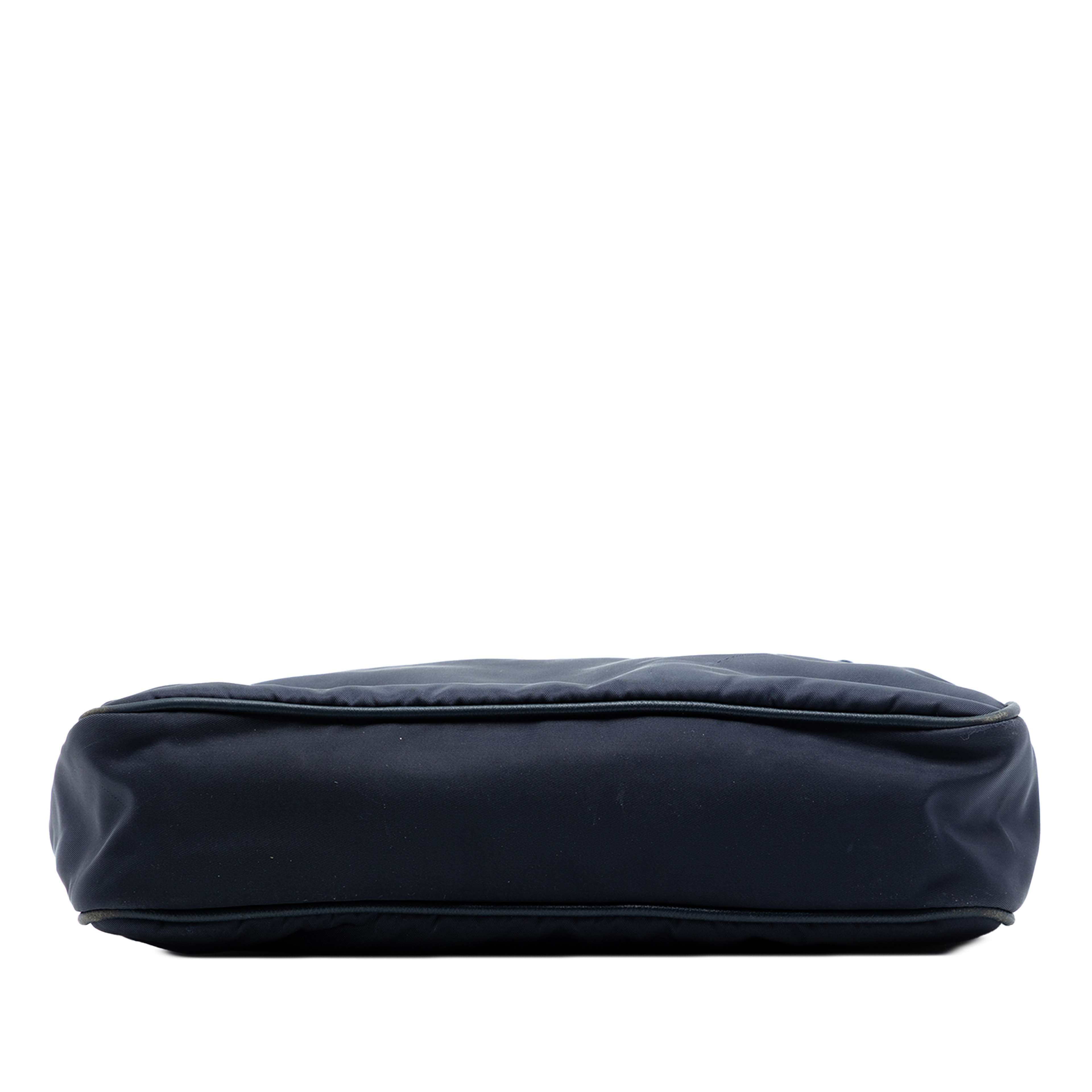 Prada Saffiano Trimmed Tessuto Zip Top Crossbody, från Luxclusif, i färgen blå. Klicka för att öppna bilden i stort format