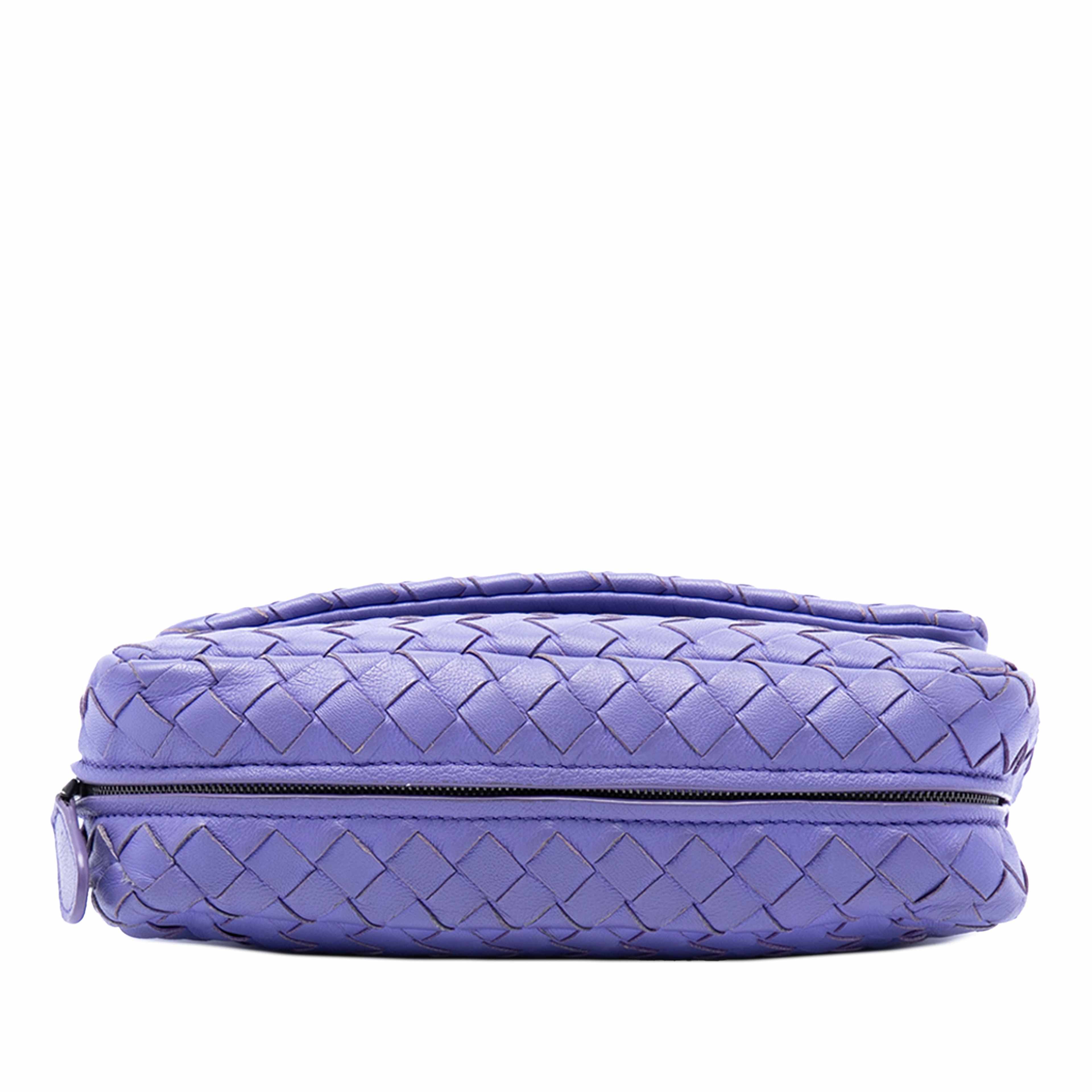 Bottega Veneta Mini Nappa Intrecciato Expandable Chain Flap Crossbody, från Luxclusif, i färgen purpur. Klicka för att öppna bilden i stort format