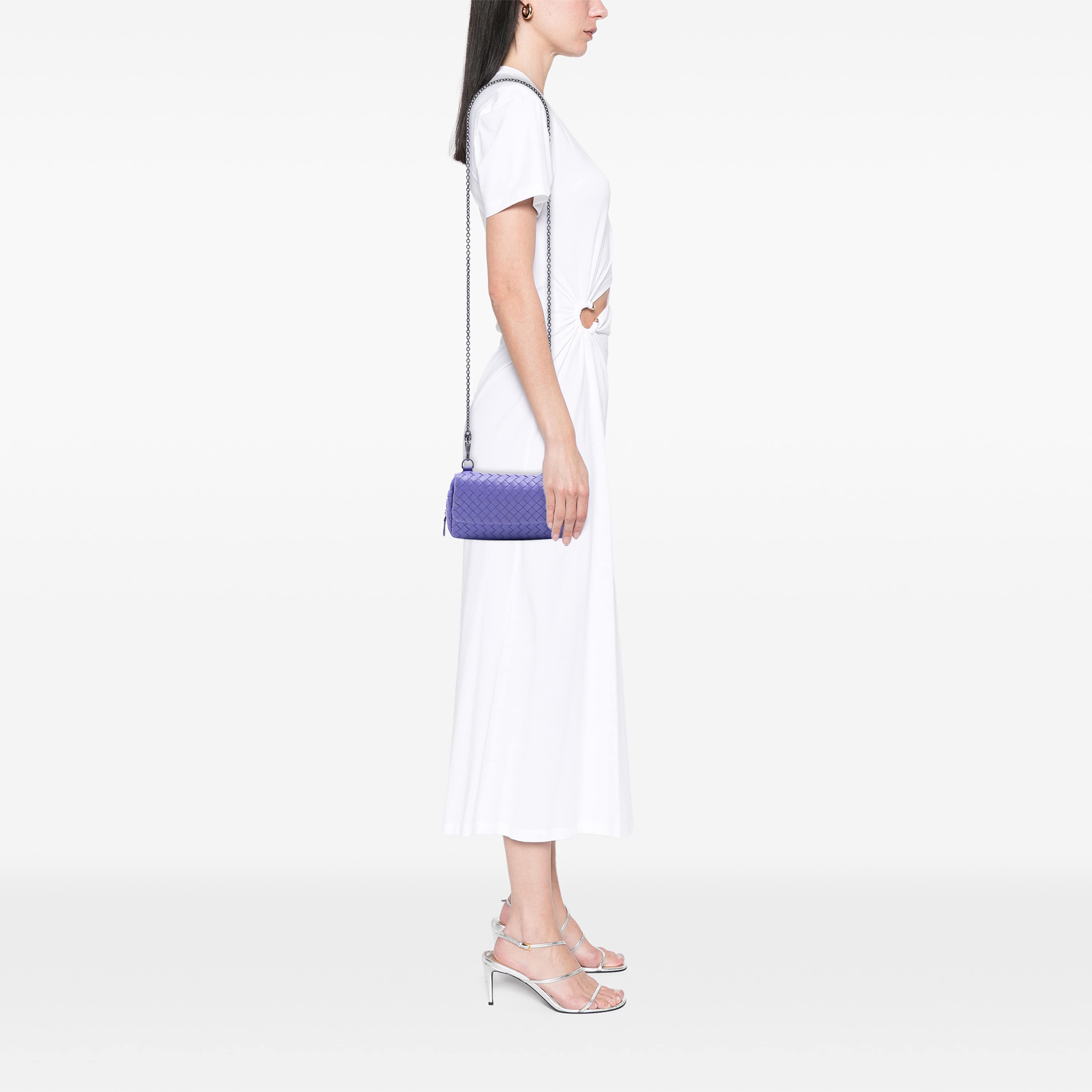 Bottega Veneta Mini Nappa Intrecciato Expandable Chain Flap Crossbody, från Luxclusif, i färgen purpur. Klicka för att öppna bilden i stort format