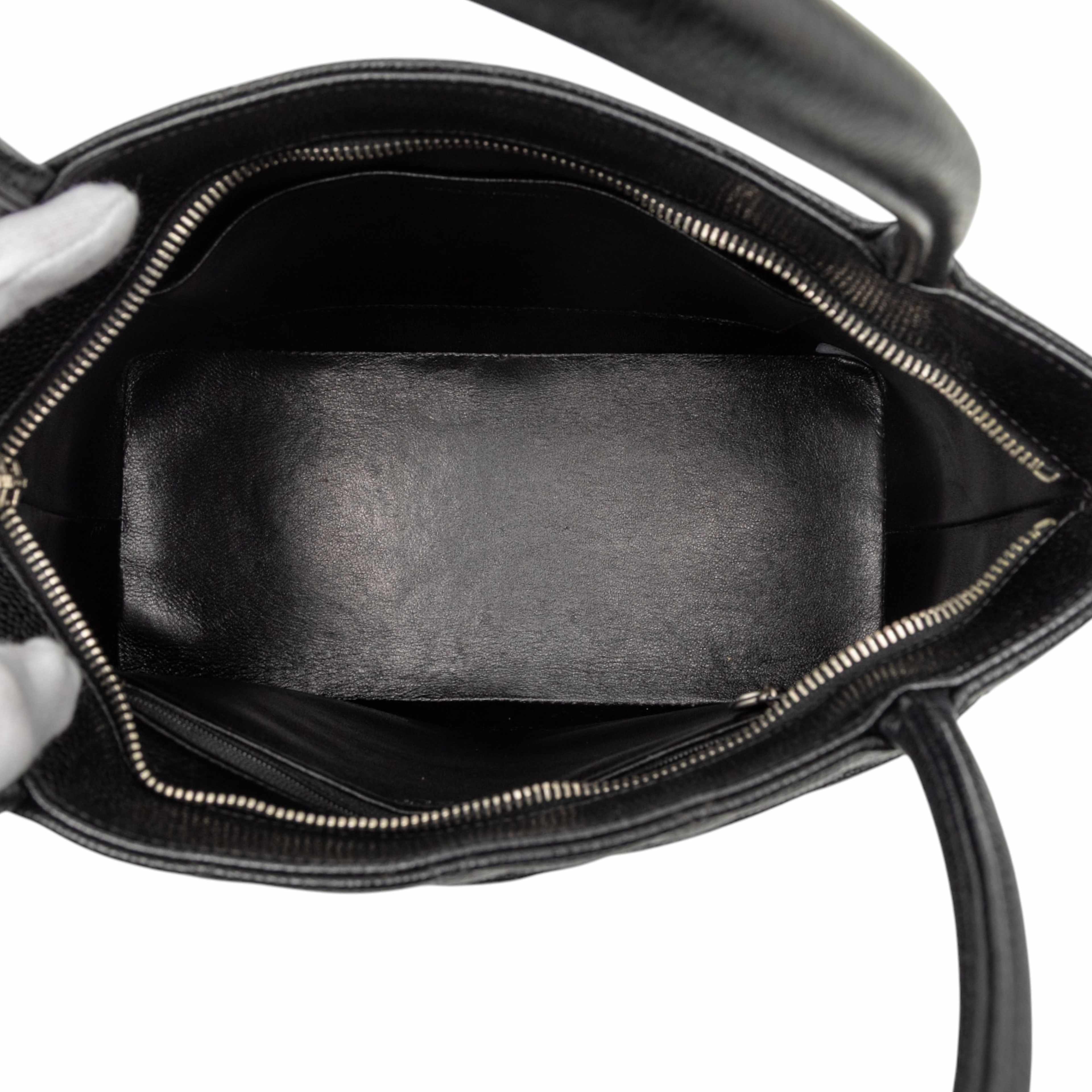 Chanel Caviar Medallion Tote, från Luxclusif, i färgen black. Klicka för att öppna bilden i stort format