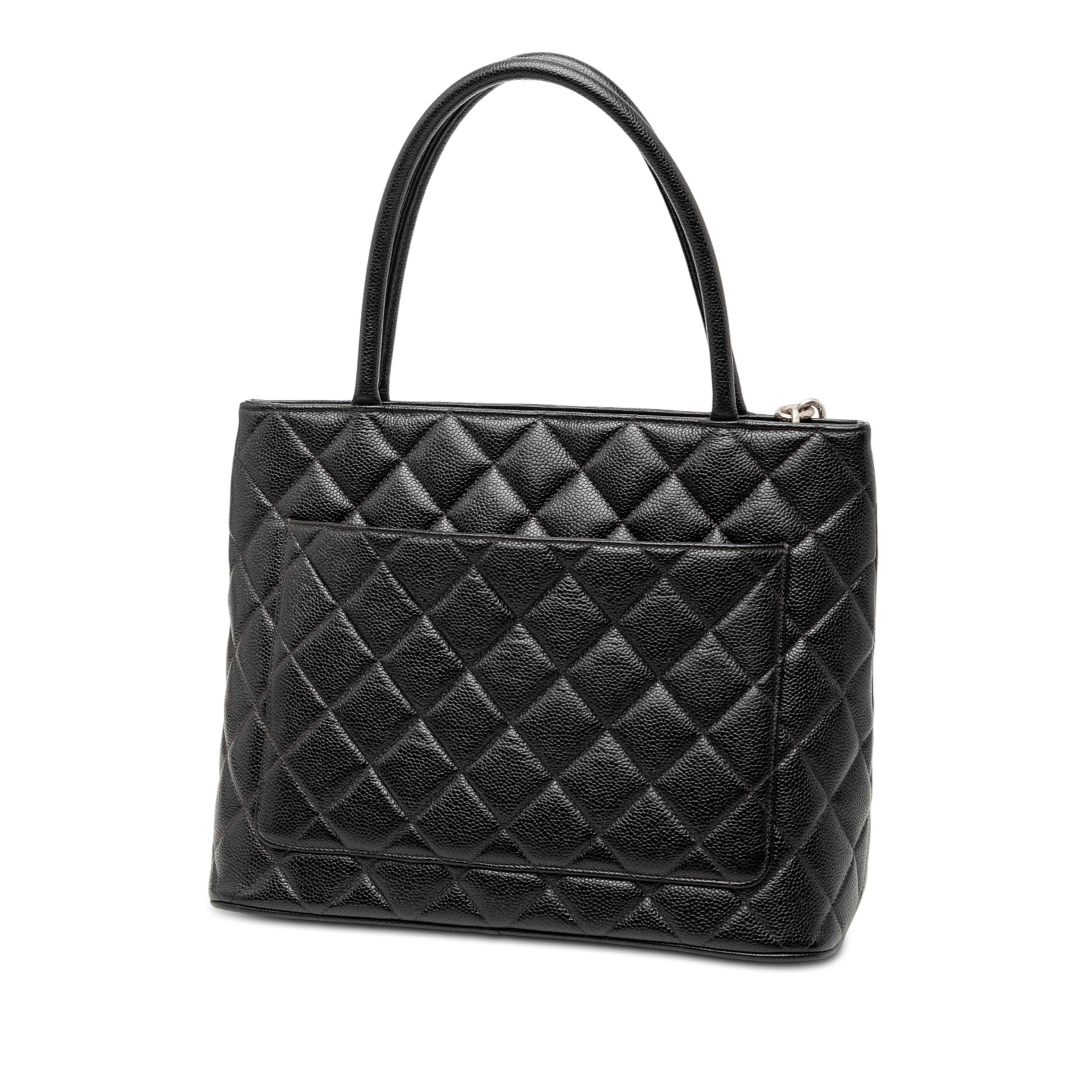 Chanel Caviar Medallion Tote, från Luxclusif, i färgen black. Klicka för att öppna bilden i stort format