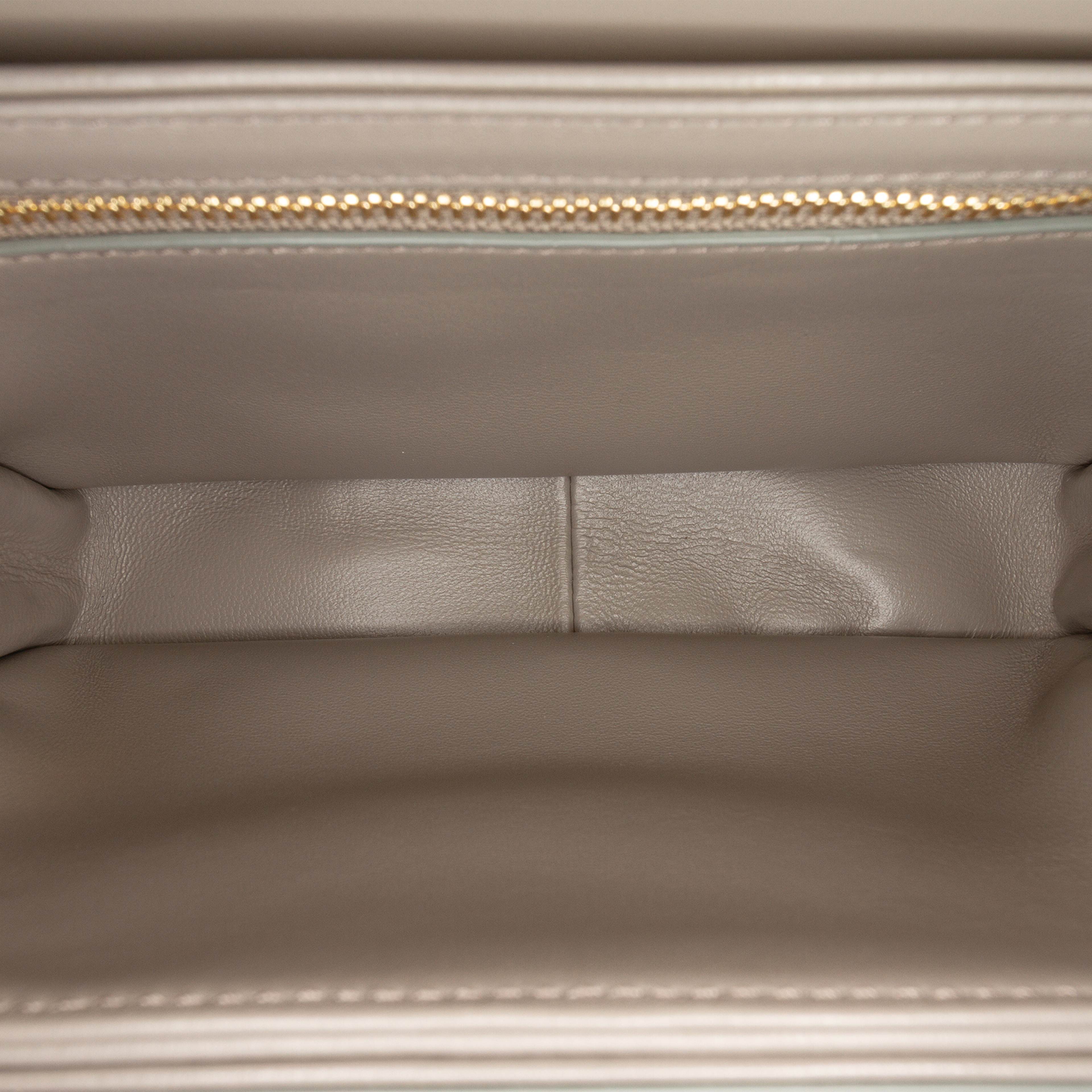 Celine Teen Shiny Calfskin Triomphe Crossbody, från Luxclusif, i färgen taupe. Klicka för att öppna bilden i stort format