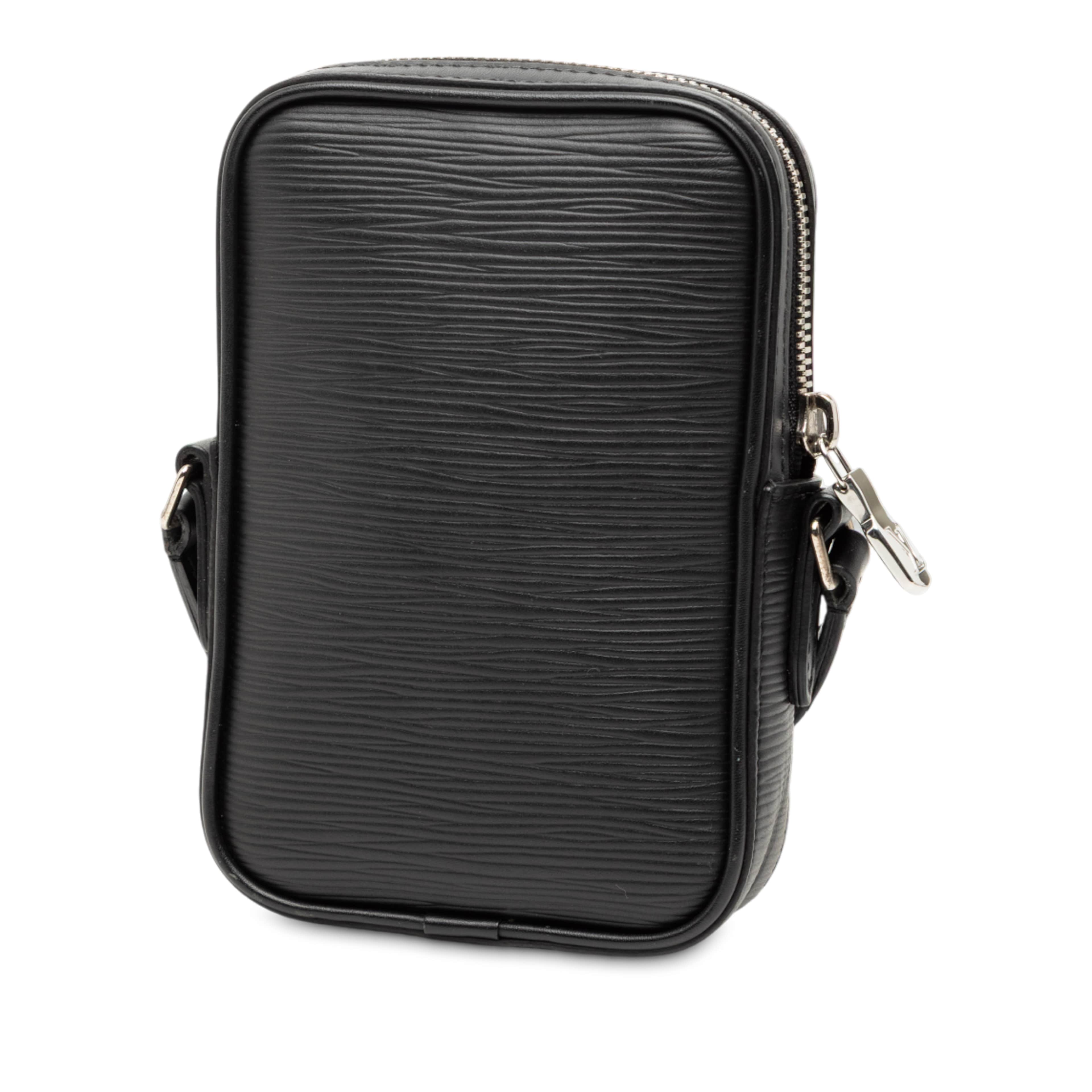 Louis Vuitton Epi Initials Danube Ppm, från Luxclusif, i färgen black. Klicka för att öppna bilden i stort format