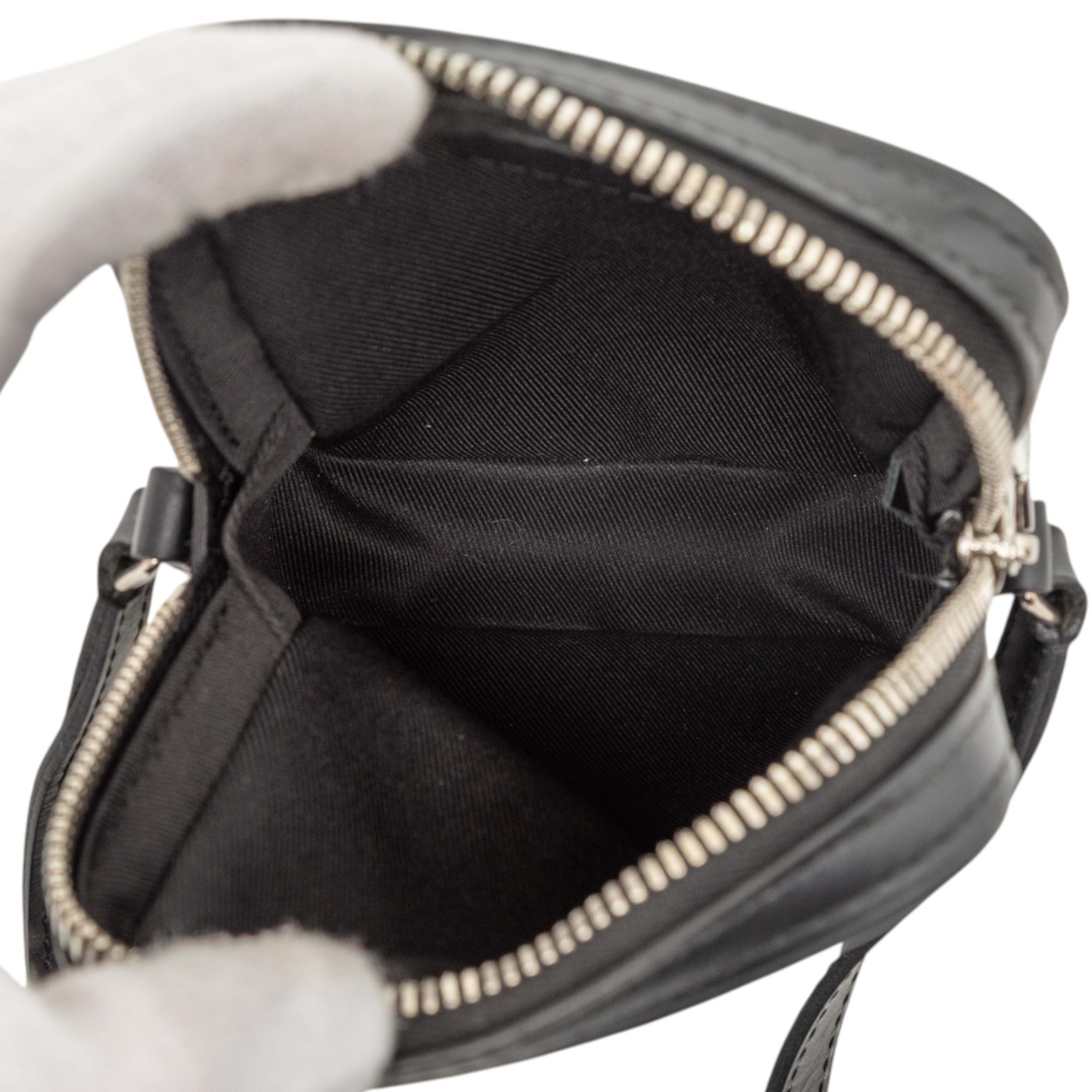 Louis Vuitton Epi Initials Danube Ppm, från Luxclusif, i färgen black. Klicka för att öppna bilden i stort format