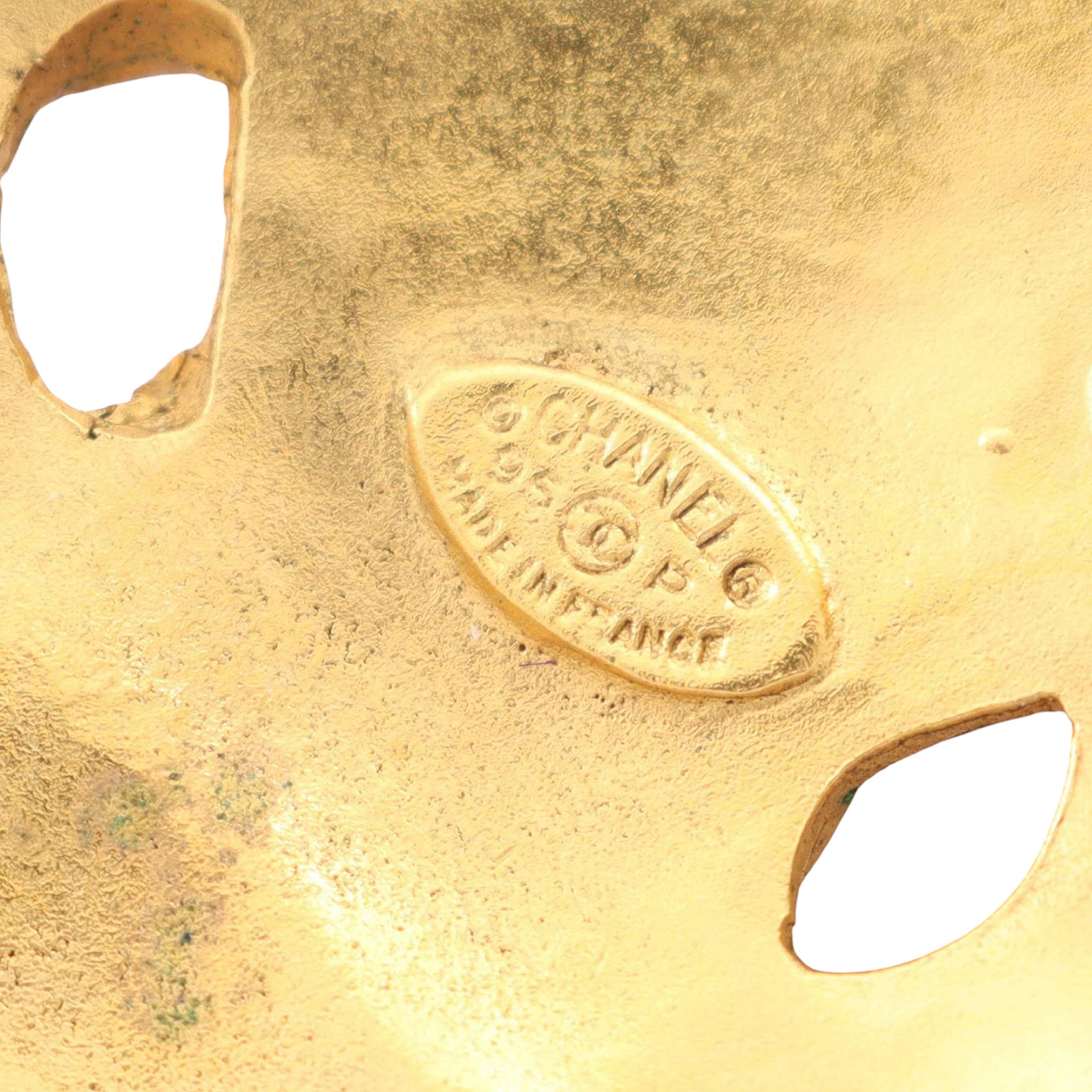 Chanel Gold Plated Cc Bell Brooch, från Luxclusif, i färgen gold. Klicka för att öppna bilden i stort format