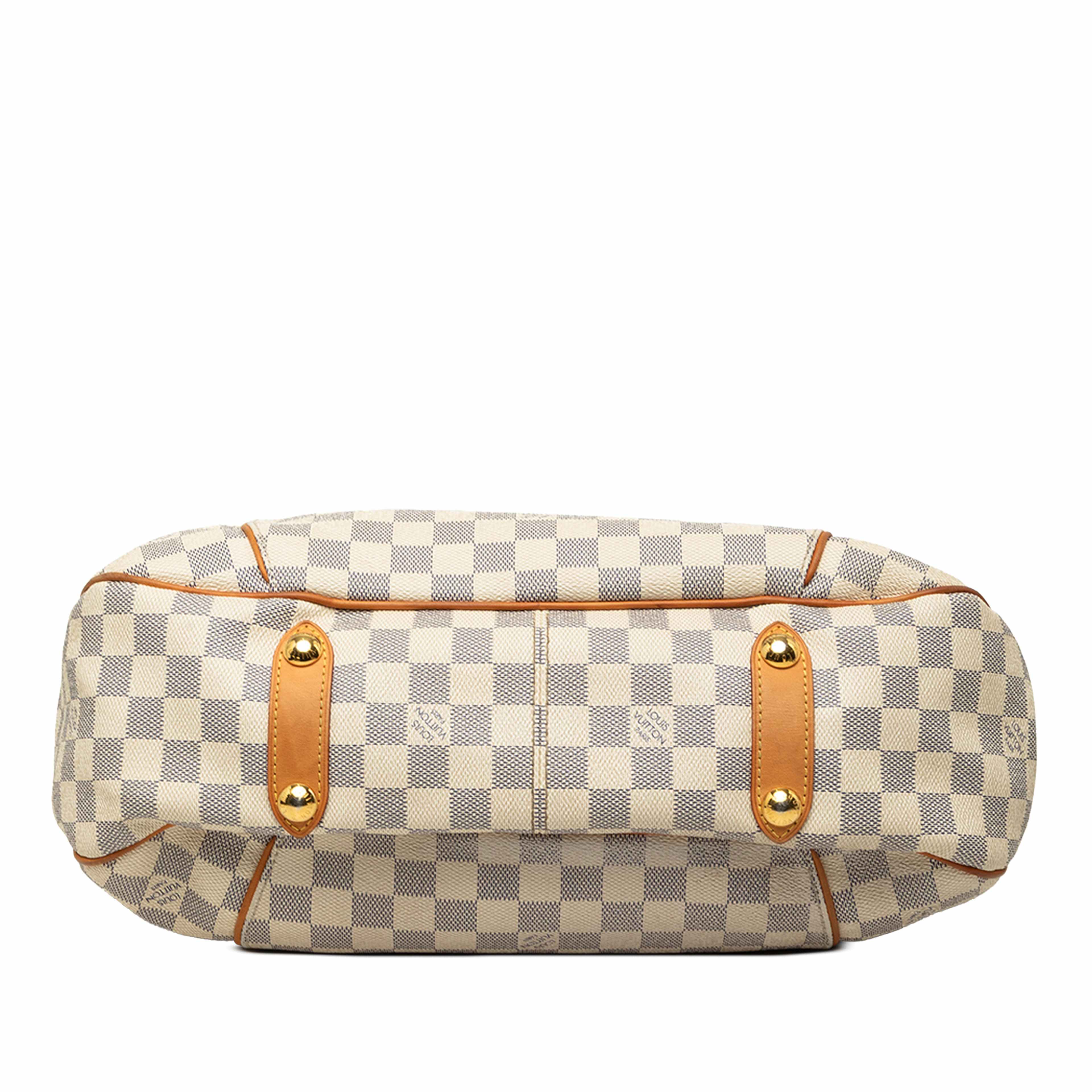 Louis Vuitton Damier Azur Galliera Pm, från Luxclusif, i färgen vit. Klicka för att öppna bilden i stort format