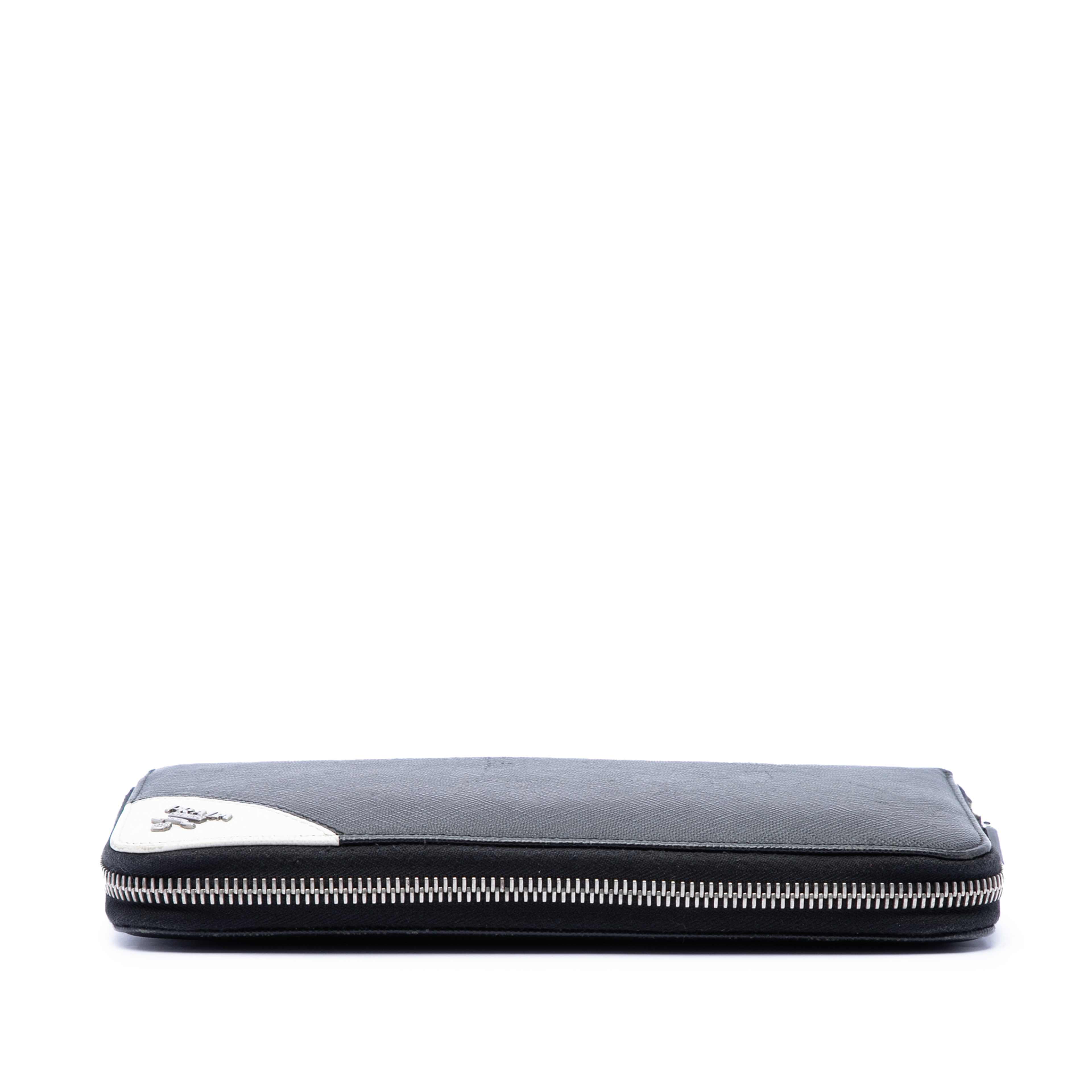Prada Saffiano Wallet On Strap, från Luxclusif, i färgen svart. Klicka för att öppna bilden i stort format