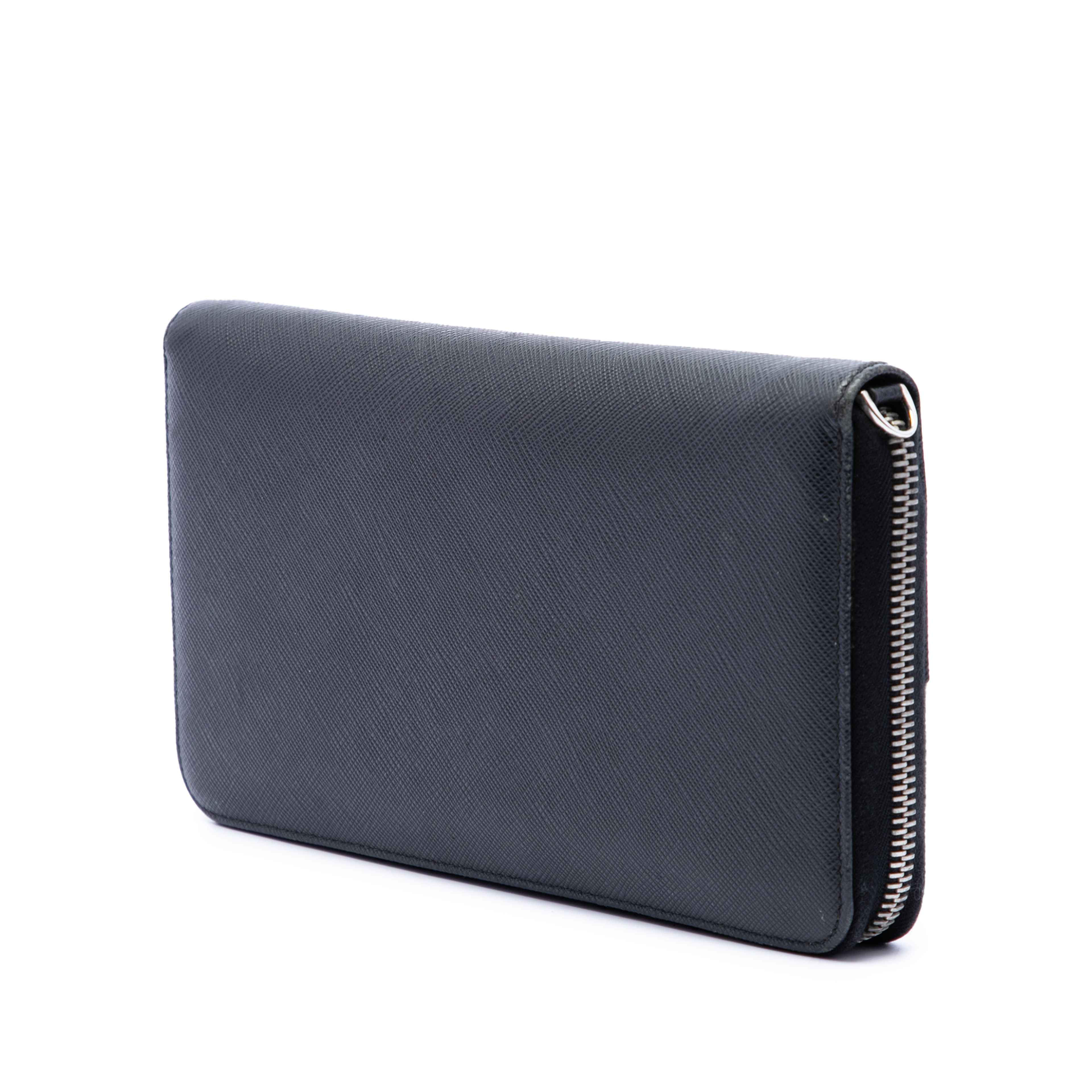 Prada Saffiano Wallet On Strap, från Luxclusif, i färgen svart. Klicka för att öppna bilden i stort format
