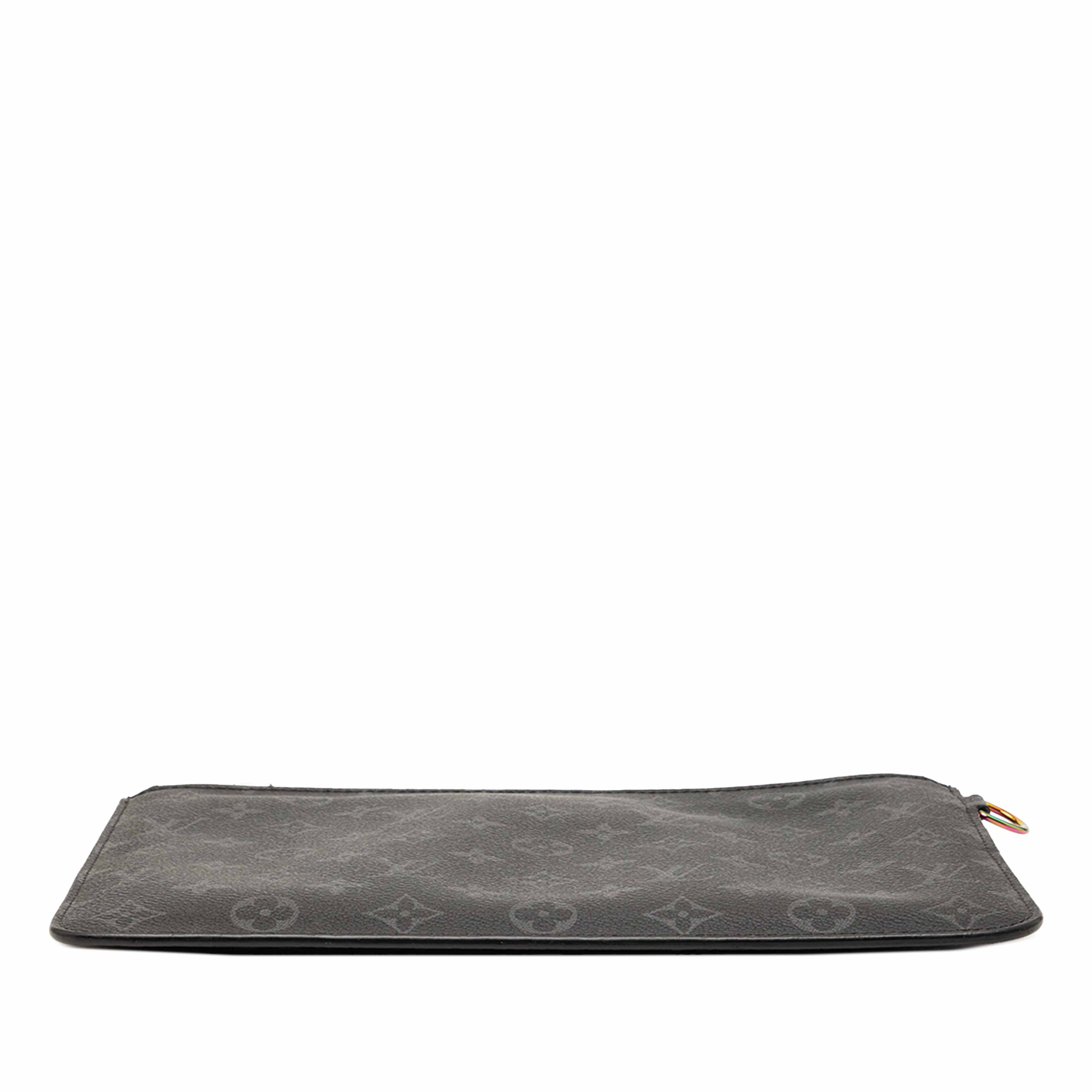 Louis Vuitton Monogram Eclipse Cabas Pochette, från Luxclusif, i färgen black. Klicka för att öppna bilden i stort format