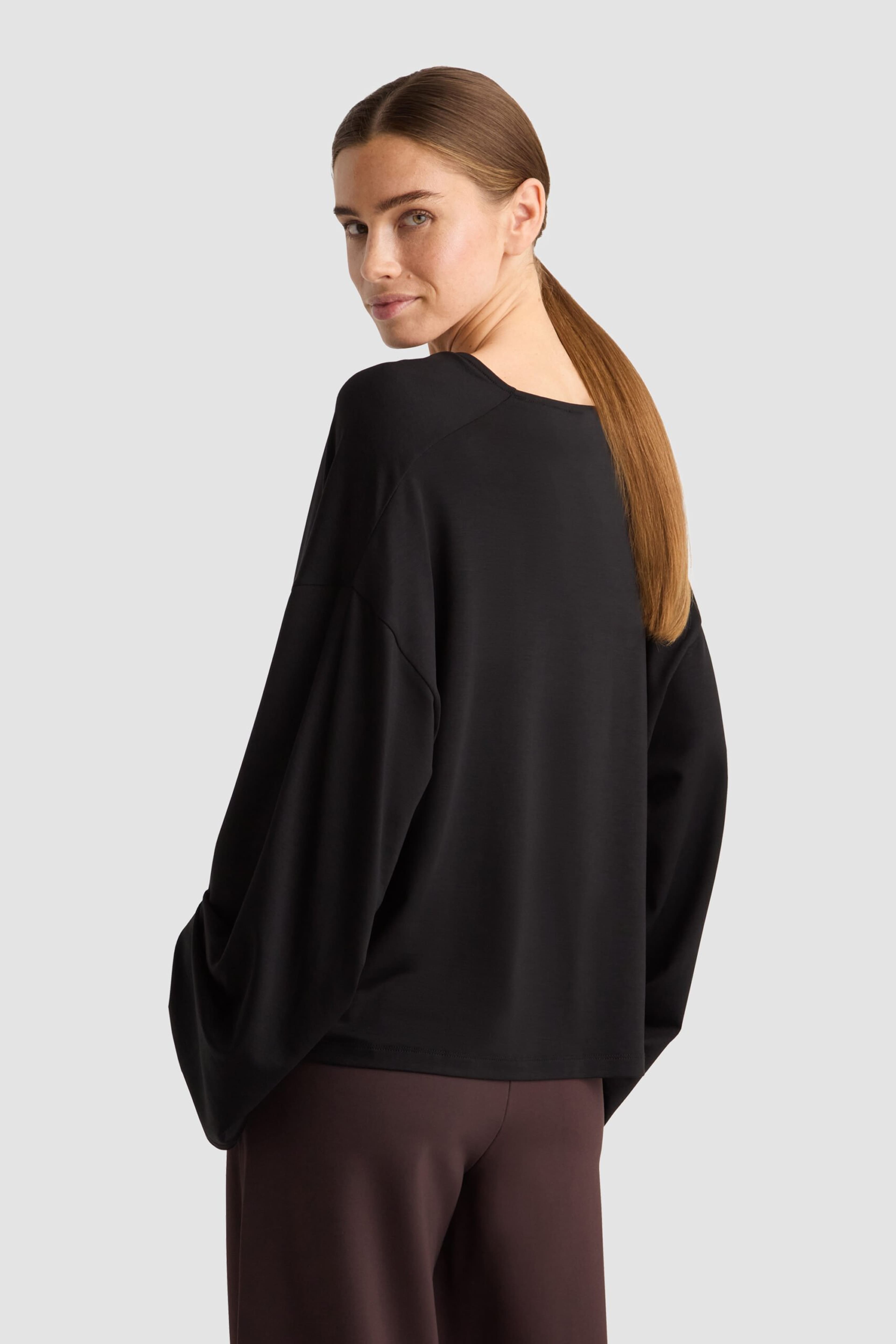 Genna Top - Black, från Residus, i färgen black. Klicka för att öppna bilden i stort format