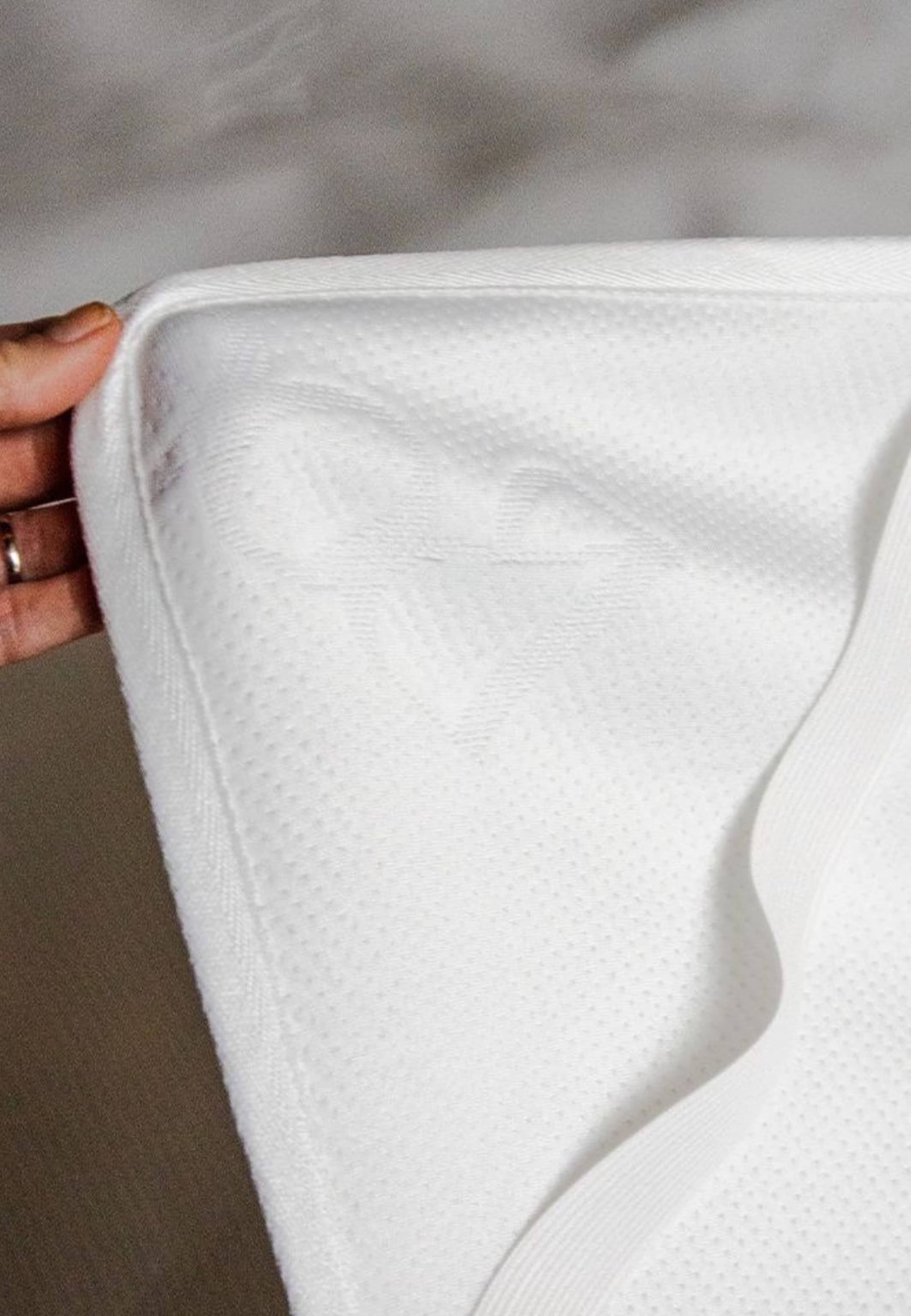 Paisley Briggs - Madrasskydd 160x200cm, från Home of ESS, i färgen white. Klicka för att öppna bilden i stort format