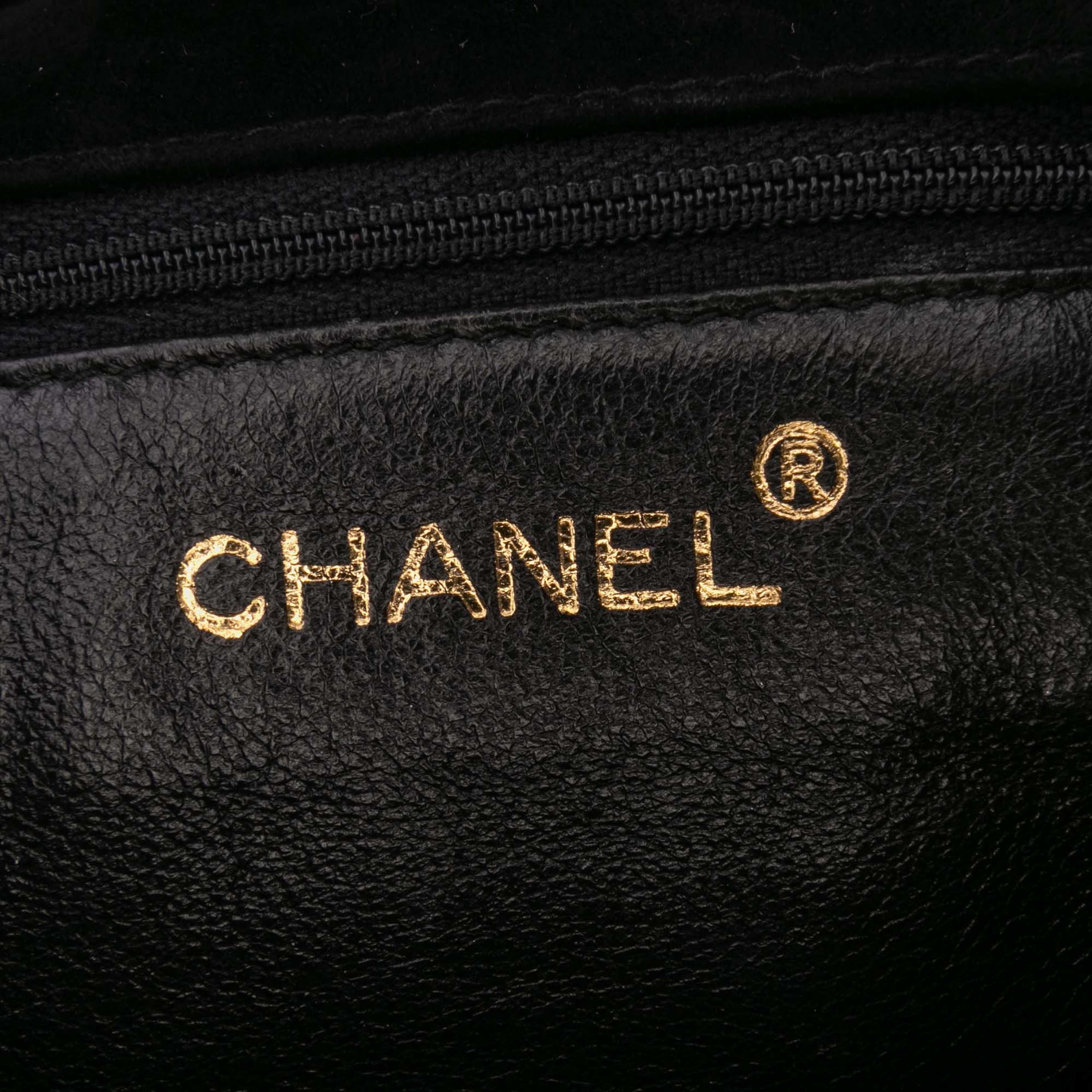 Chanel Cc Quilted Velvet Flap, från Luxclusif, i färgen black.