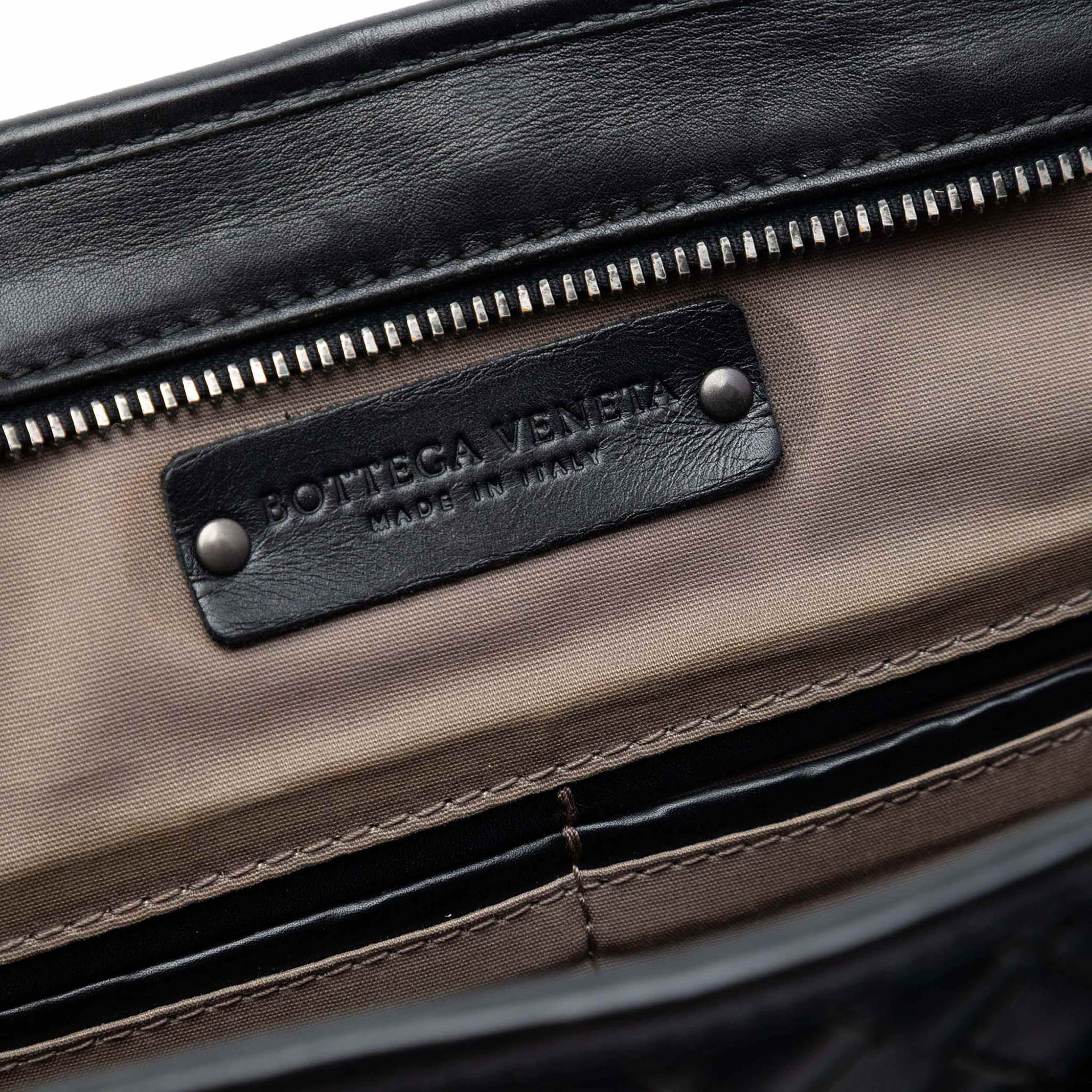 Bottega Veneta Nappa Intrecciato Business Bag, från Luxclusif, i färgen black. Klicka för att öppna bilden i stort format