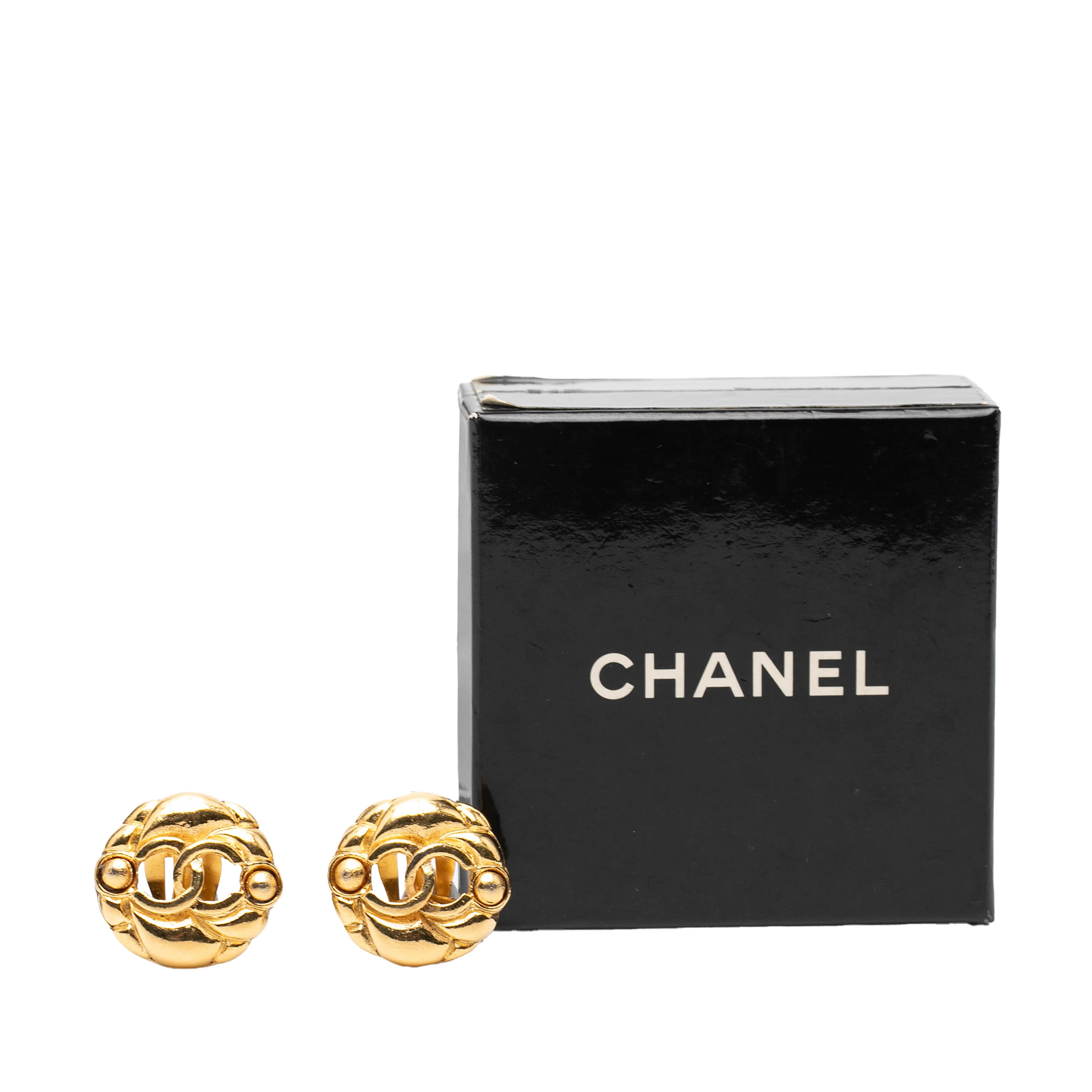 Chanel Gold Plated Cc Round Clip On Earrings, från Luxclusif, i färgen guld. Klicka för att öppna bilden i stort format